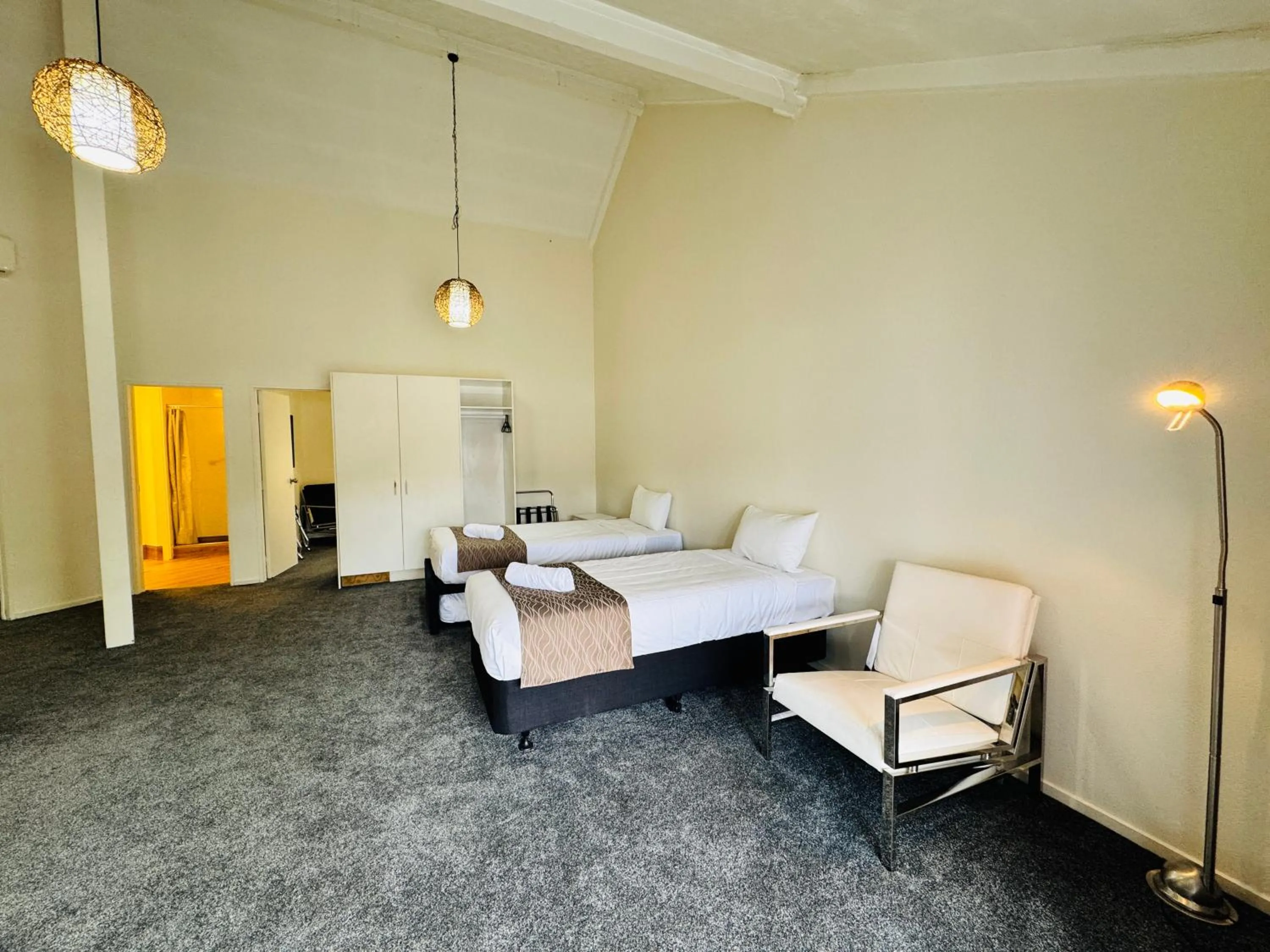 Living room, Bed in Chelmswood Motel Taupo
