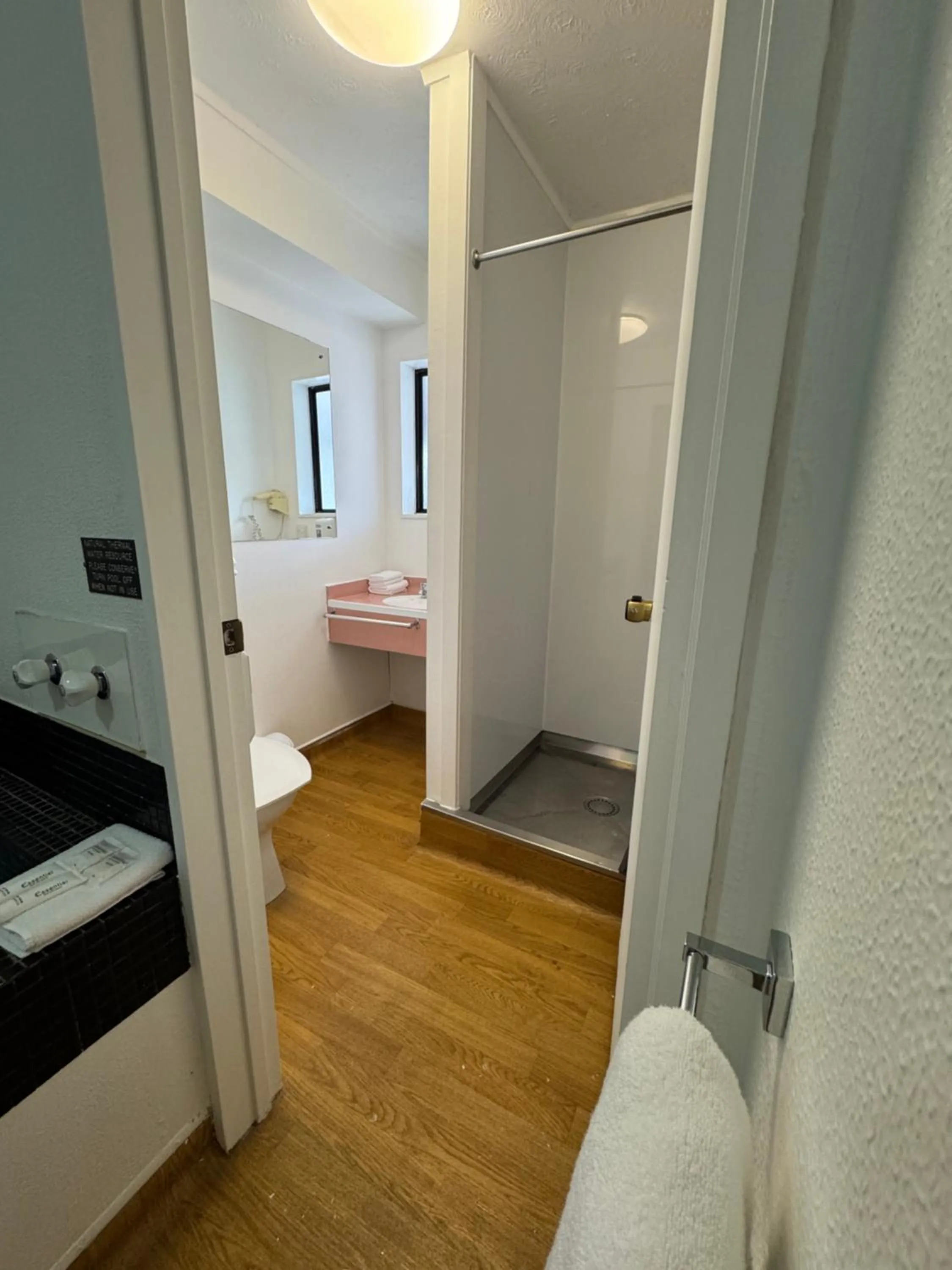 Bathroom, Bed in Chelmswood Motel Taupo