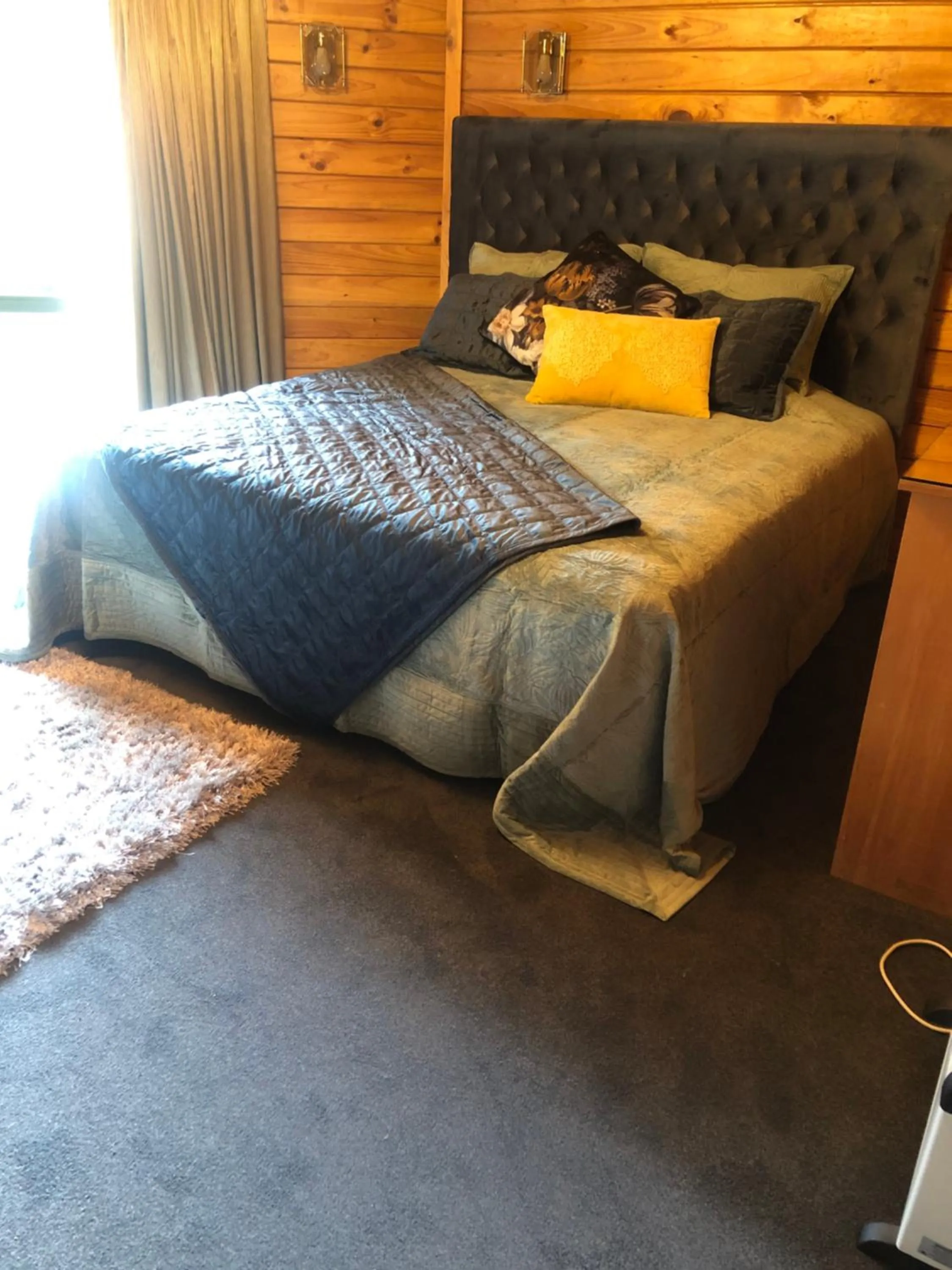 Bed in Alpine Lodge Motel