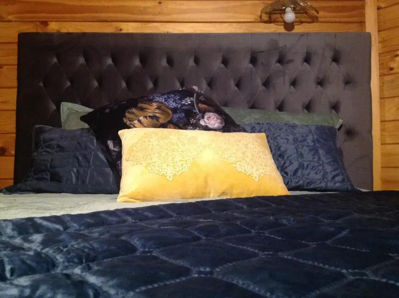 Superior King Suite with Spa Bath and Balcony in Alpine Lodge Motel Superior King Suite with Spa Bath and Balcony in Alpine Lodge Motel