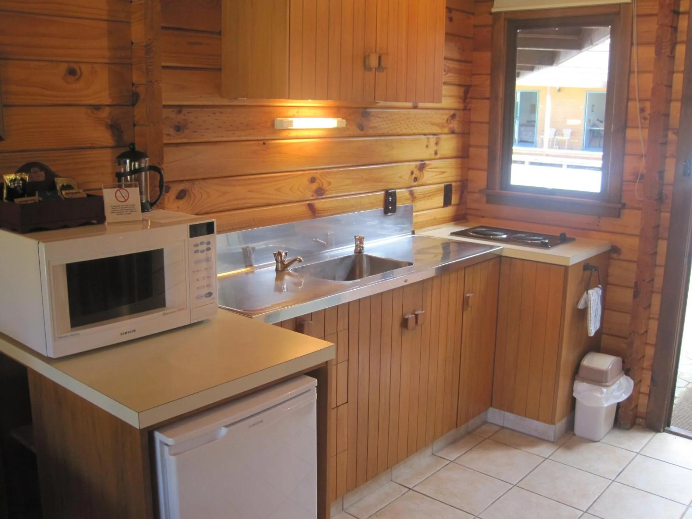 Kitchen or kitchenette in Alpine Lodge Motel