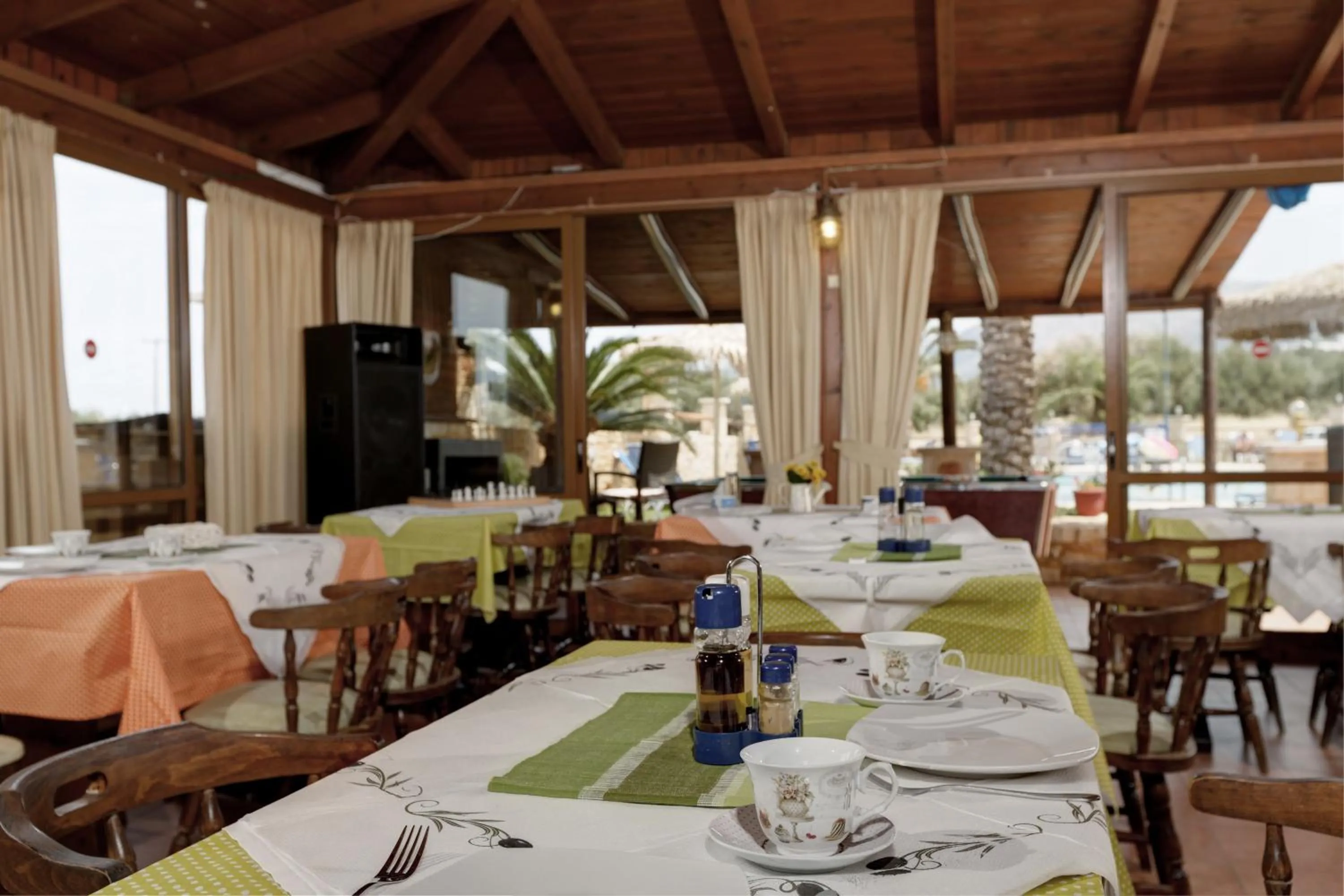 Restaurant/places to eat in Danelis Studios & Apartments