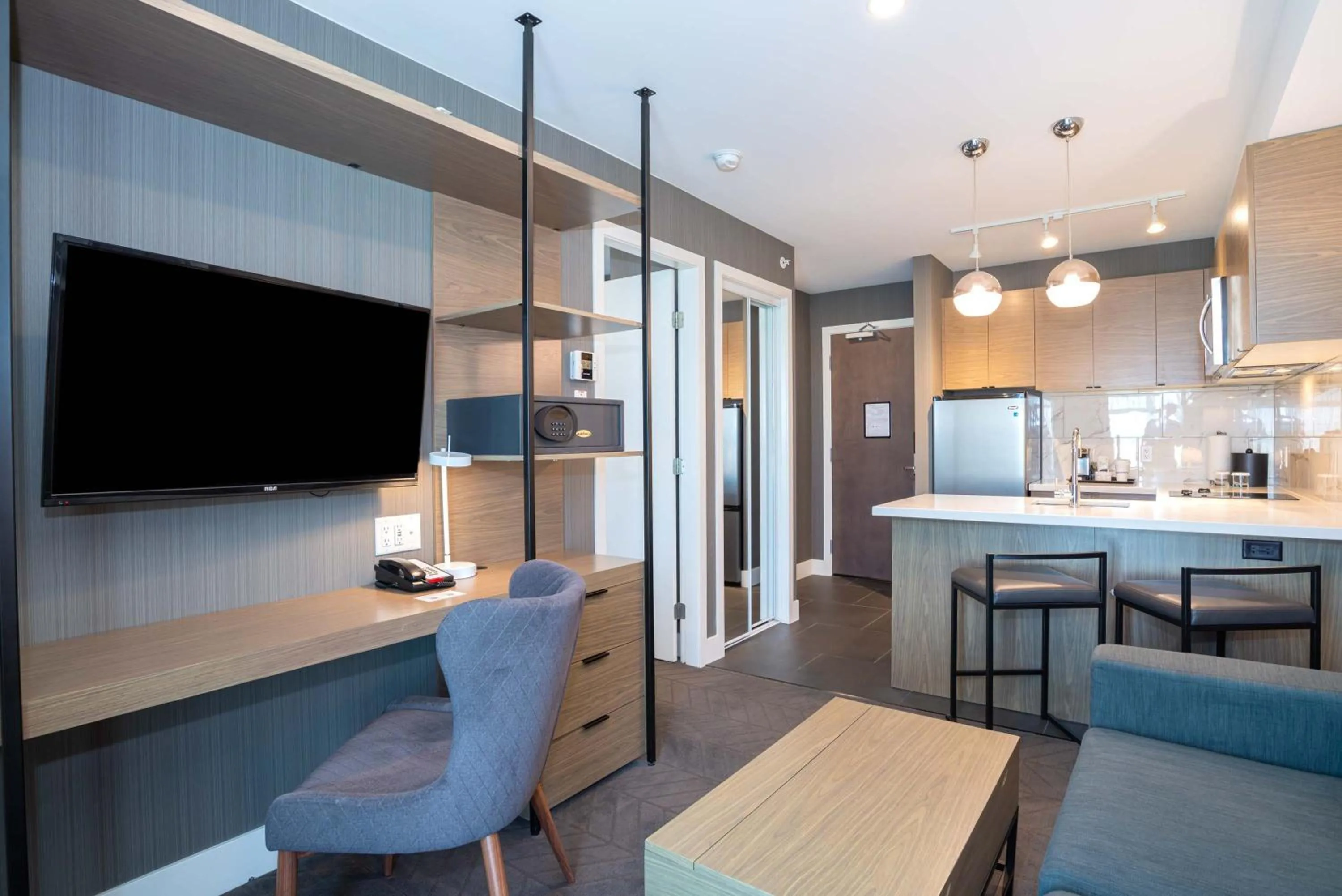 Living room in Sandman Signature Calgary Airport Hotel