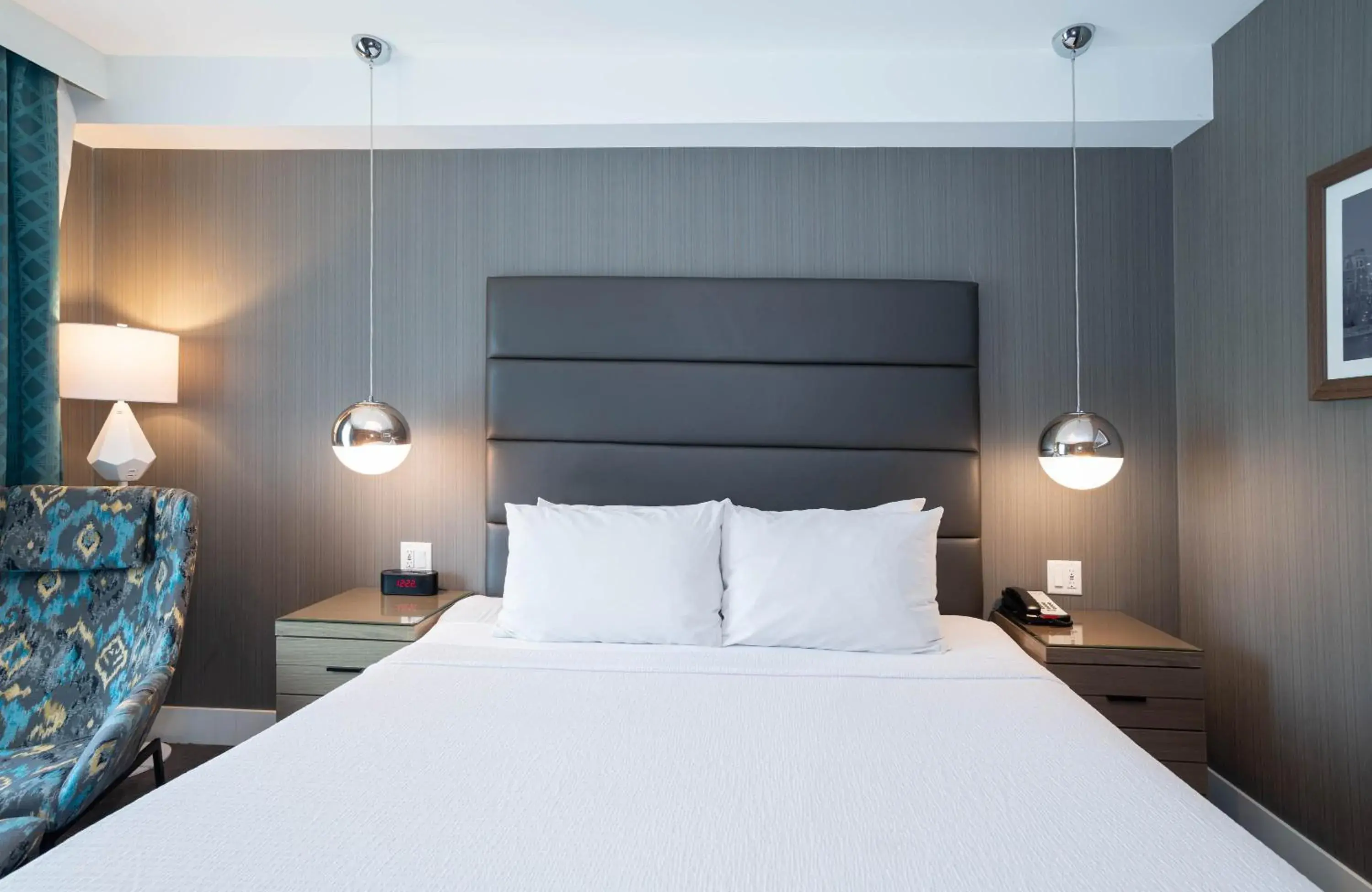 Photo of the whole room, Bed in Sandman Signature Calgary Airport Hotel Photo of the whole room, Bed in Sandman Signature Calgary Airport Hotel