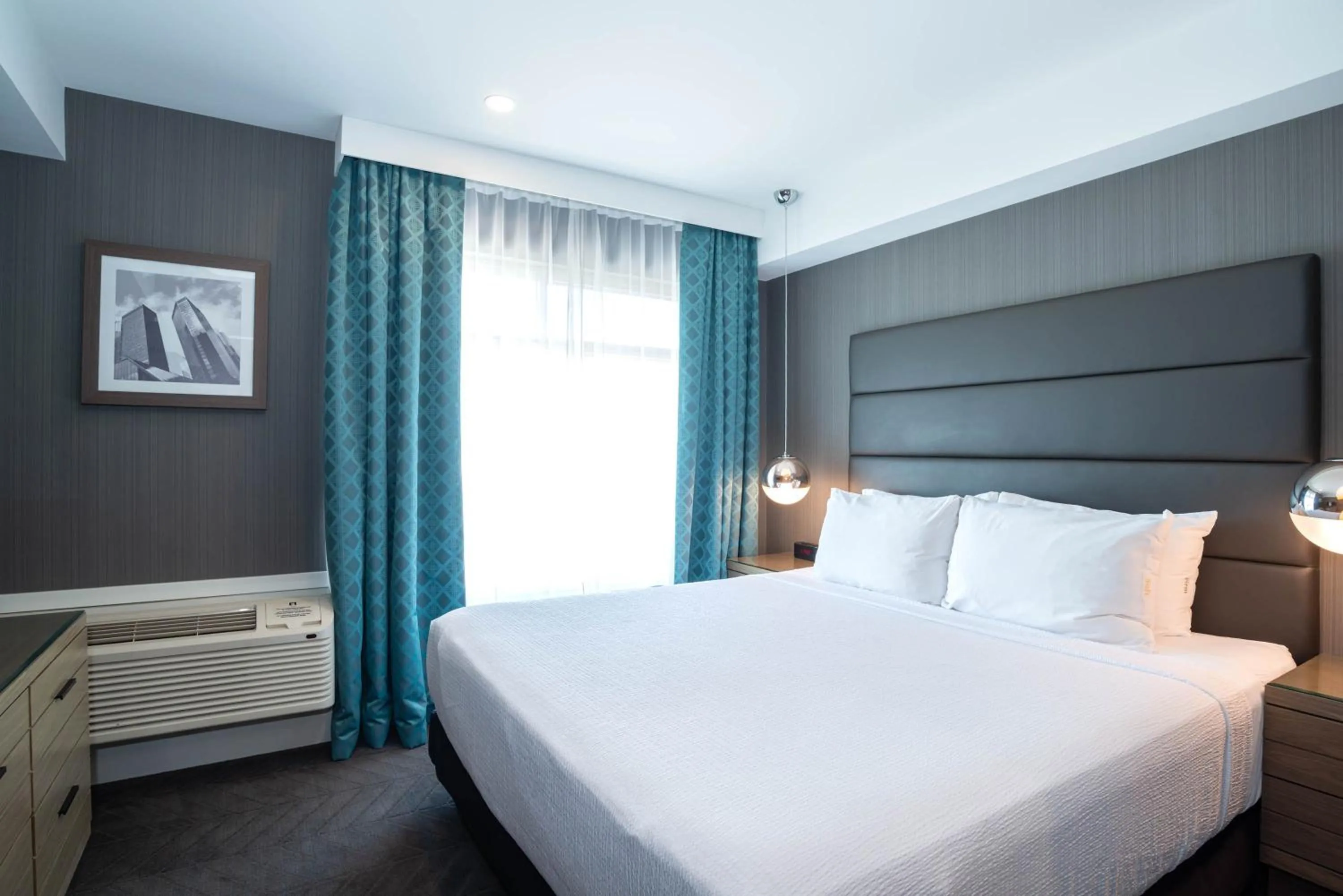 Photo of the whole room, Bed in Sandman Signature Calgary Airport Hotel