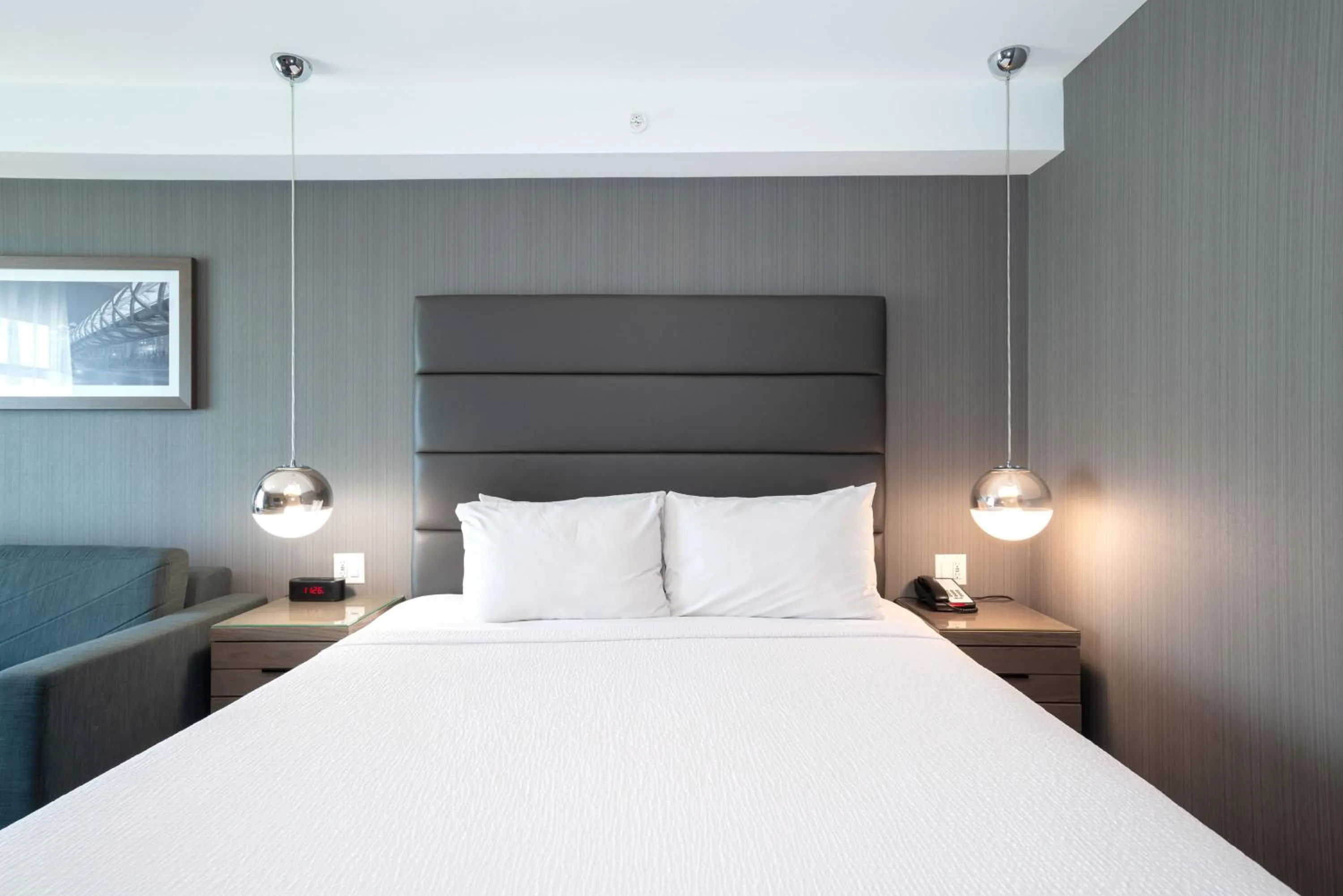 Photo of the whole room, Bed in Sandman Signature Calgary Airport Hotel