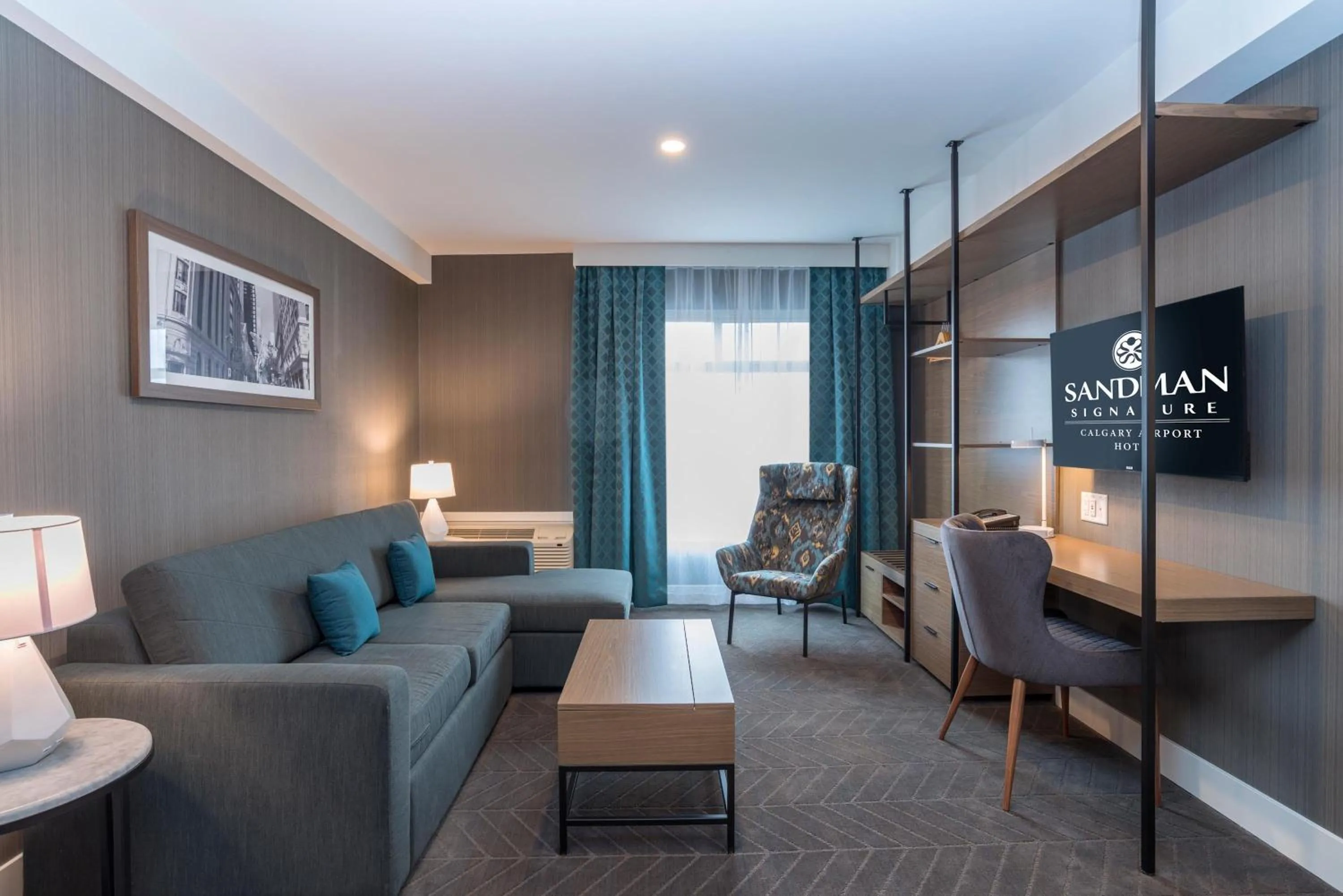 Photo of the whole room, Bed in Sandman Signature Calgary Airport Hotel