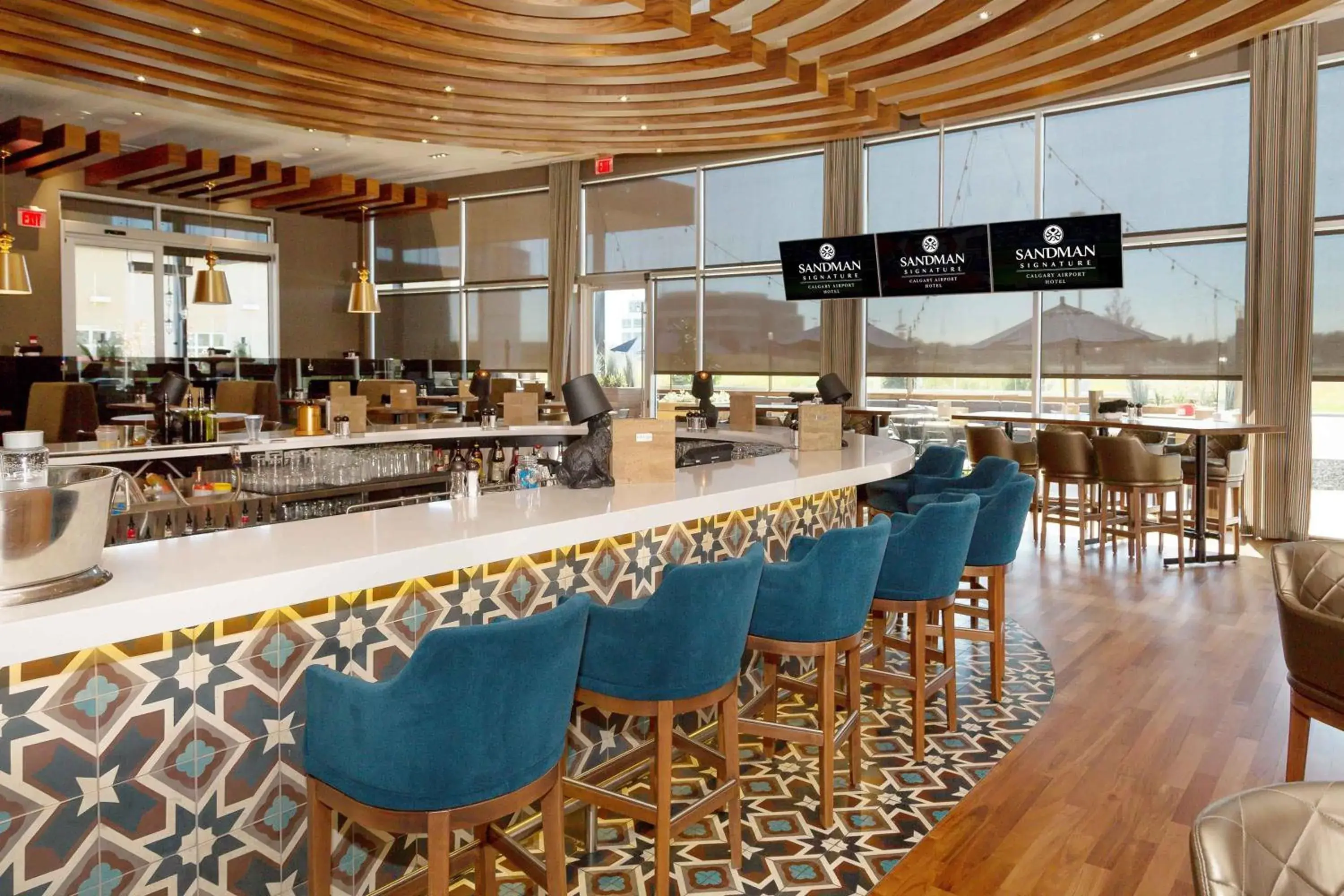 Lounge or bar in Sandman Signature Calgary Airport Hotel Lounge or bar in Sandman Signature Calgary Airport Hotel