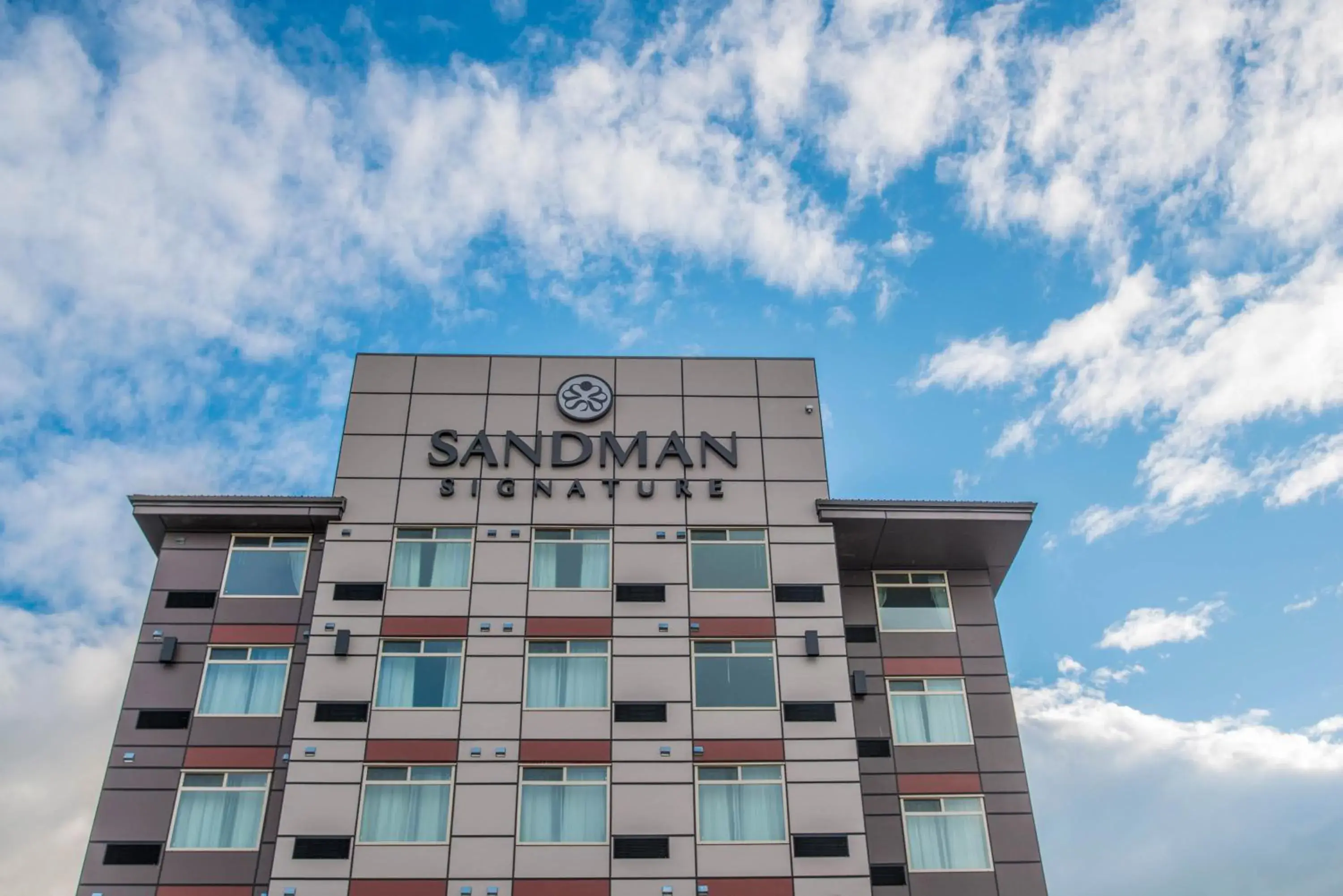 Property building in Sandman Signature Calgary Airport Hotel Property building in Sandman Signature Calgary Airport Hotel
