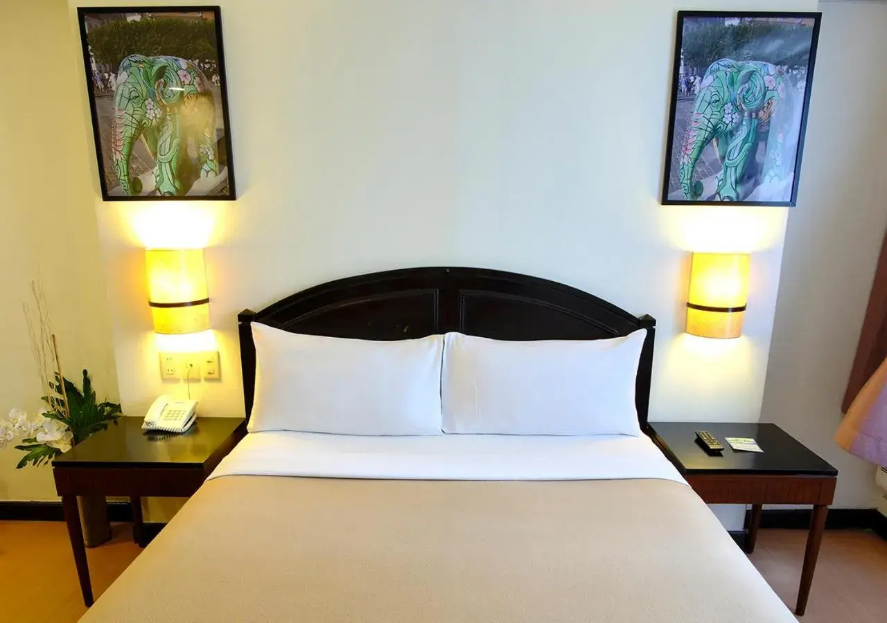 Bed in Fersal Hotel Neptune Makati Bed in Fersal Hotel Neptune Makati