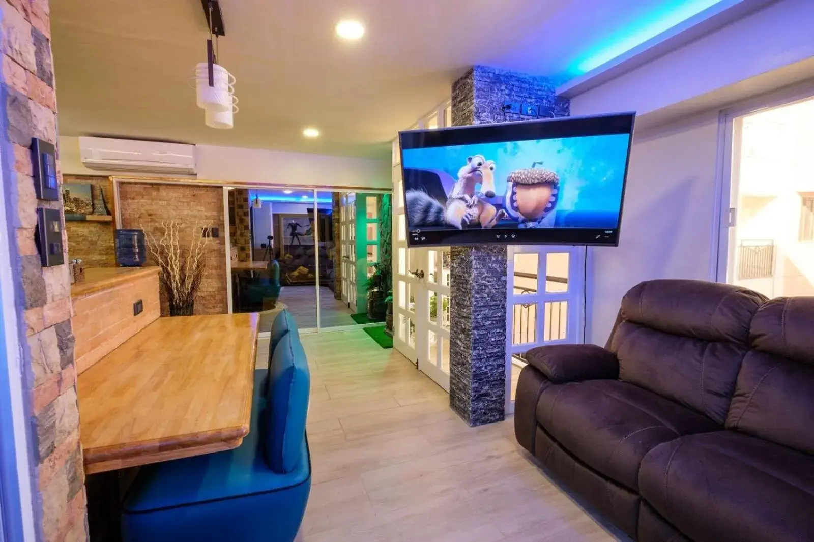 Luxury Suite with Jacuzzi in CLOCKWORKORANGE Luxury Suites Luxury Suite with Jacuzzi in CLOCKWORKORANGE Luxury Suites