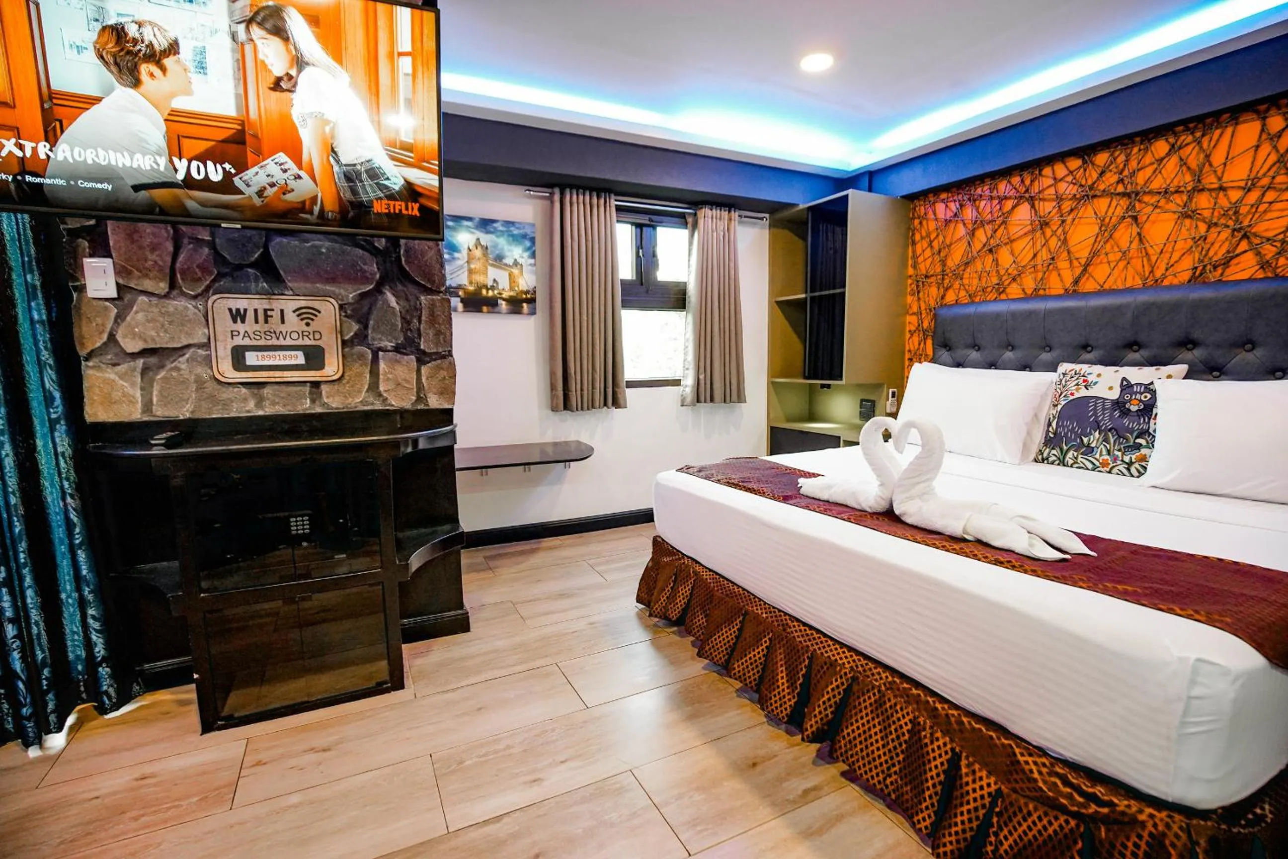 Bed in CLOCKWORKORANGE Luxury Suites