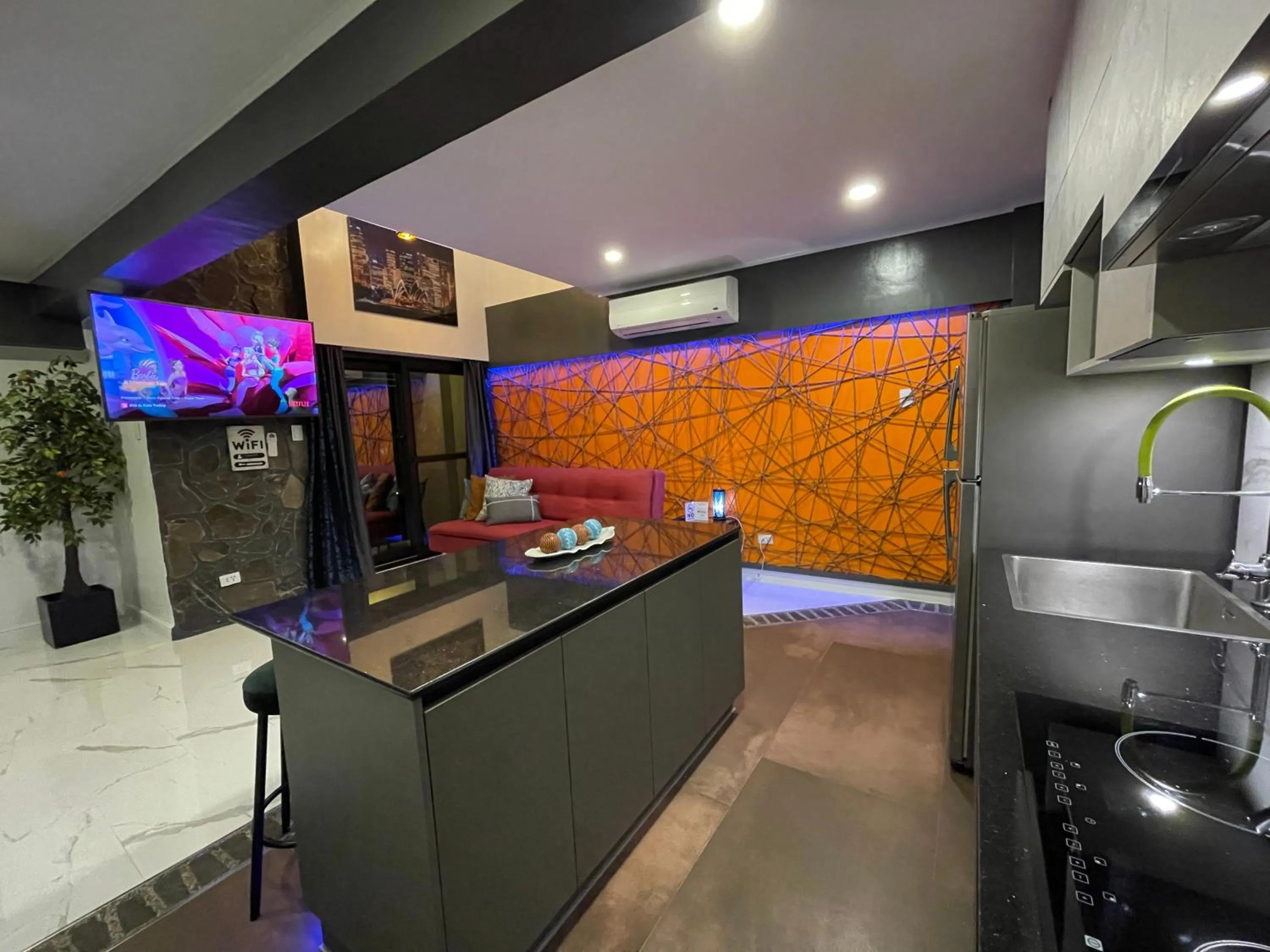 CLOCKWORKORANGE Luxury Suites