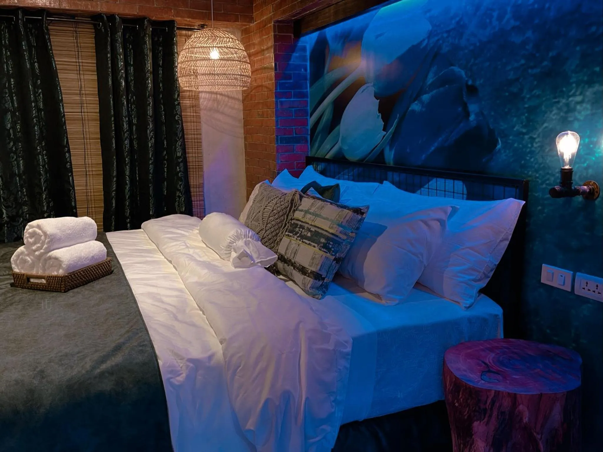 Bed in CLOCKWORKORANGE Luxury Suites