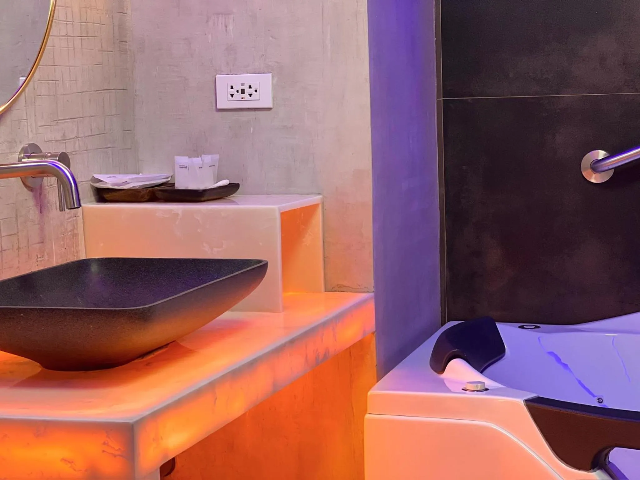 CLOCKWORKORANGE Luxury Suites