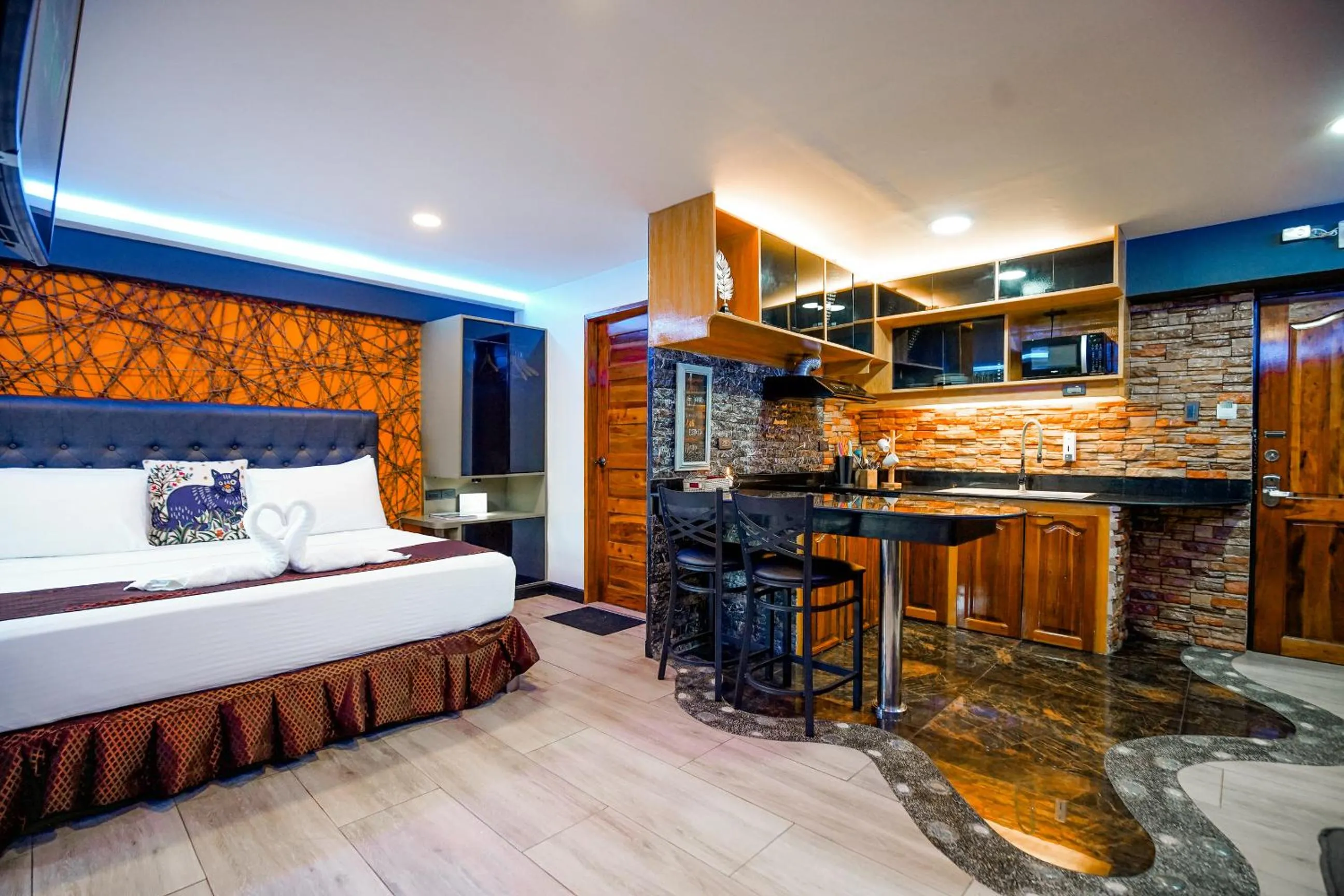 Bed in CLOCKWORKORANGE Luxury Suites