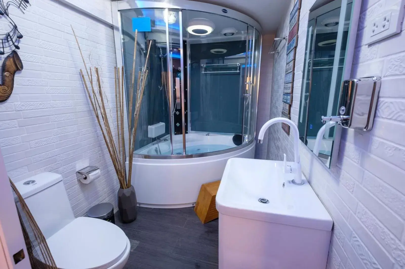 Luxury Suite with Jacuzzi in CLOCKWORKORANGE Luxury Suites Luxury Suite with Jacuzzi in CLOCKWORKORANGE Luxury Suites