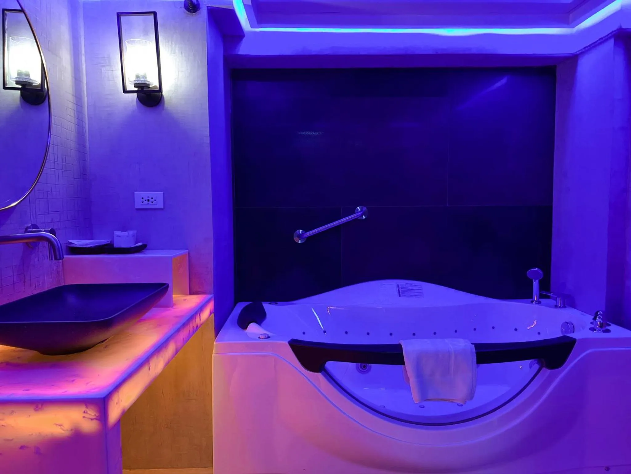 CLOCKWORKORANGE Luxury Suites