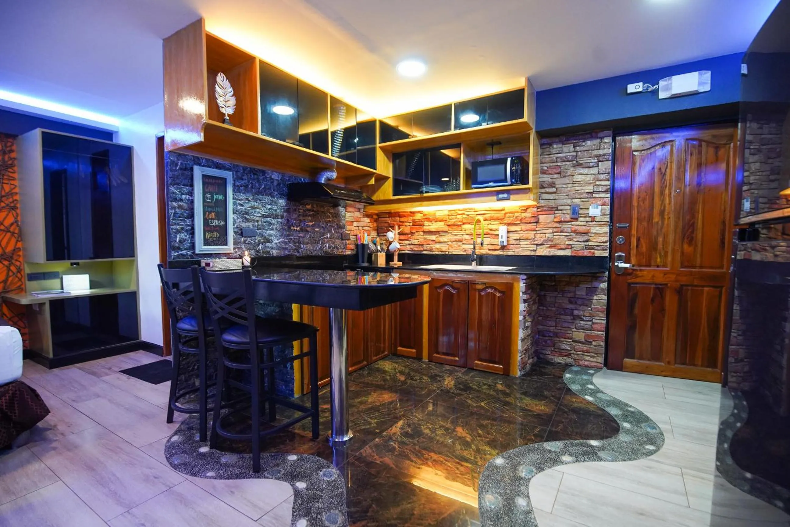 CLOCKWORKORANGE Luxury Suites