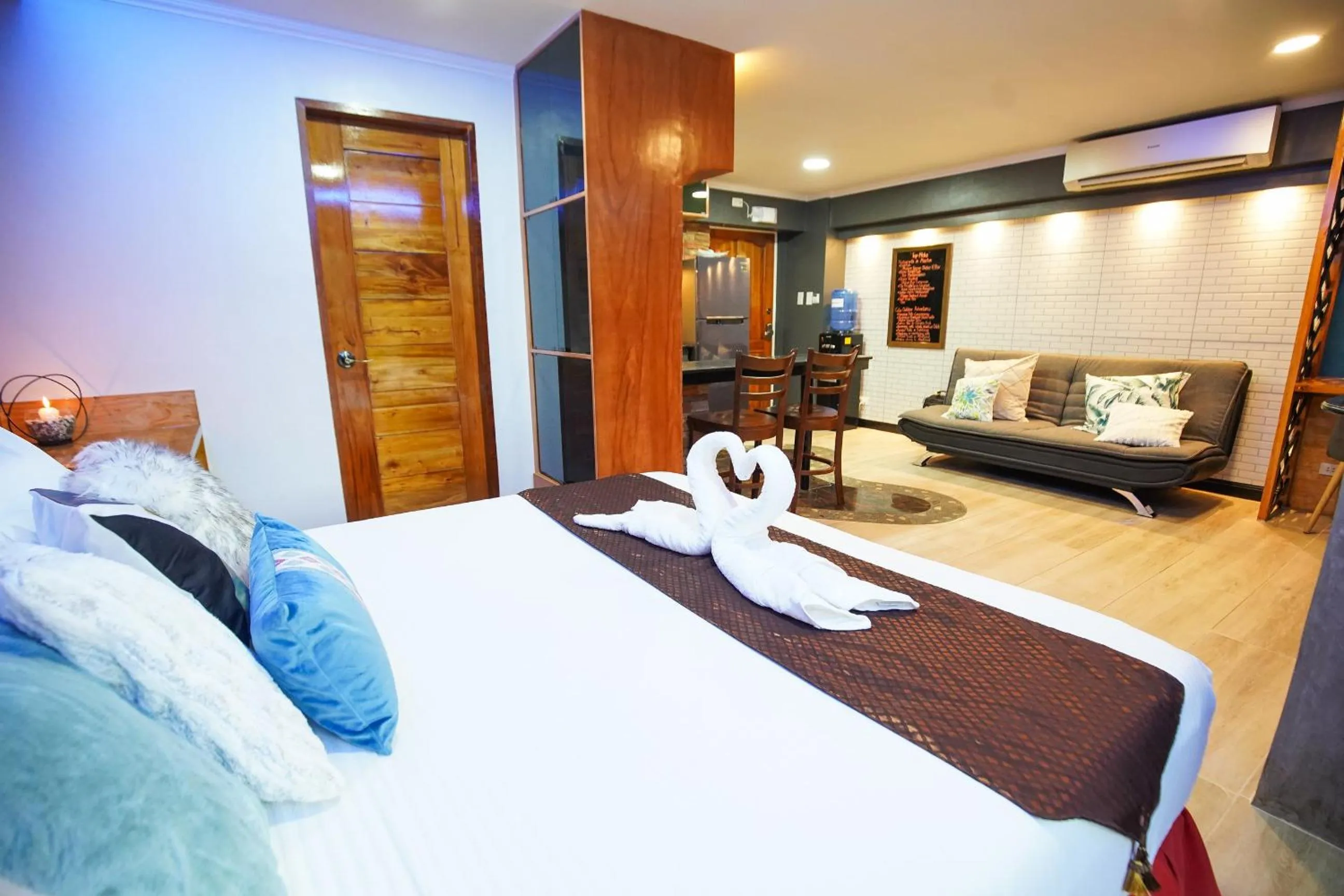 Bed in CLOCKWORKORANGE Luxury Suites