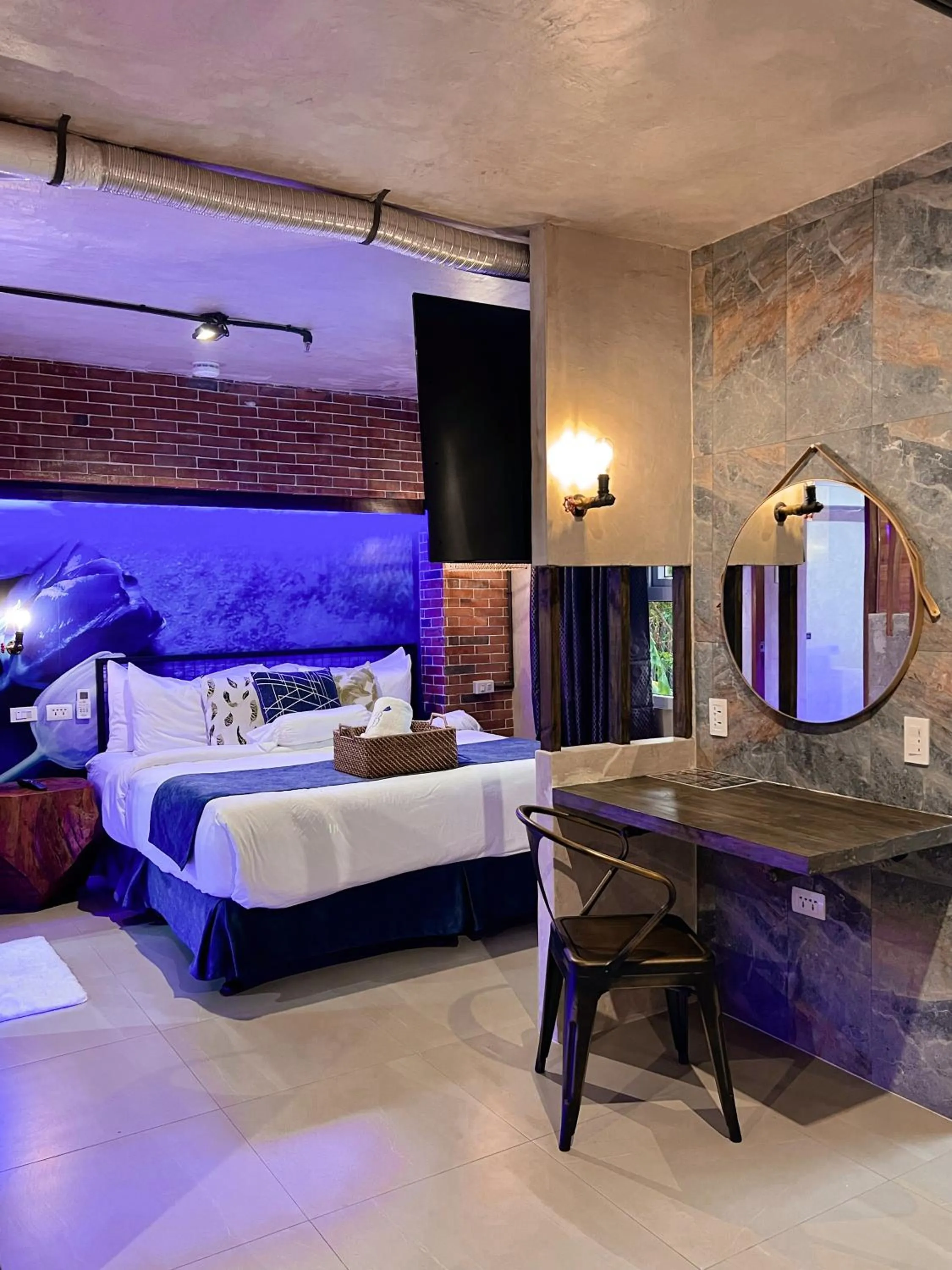 Bed in CLOCKWORKORANGE Luxury Suites