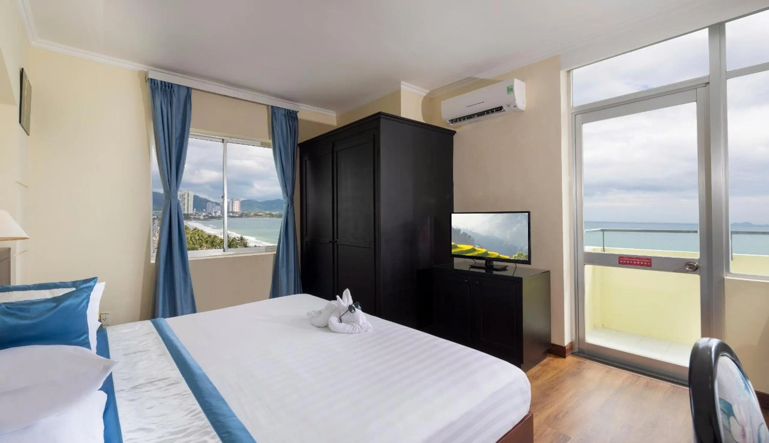 Sea view, Bed in Nha Trang Lodge Hotel