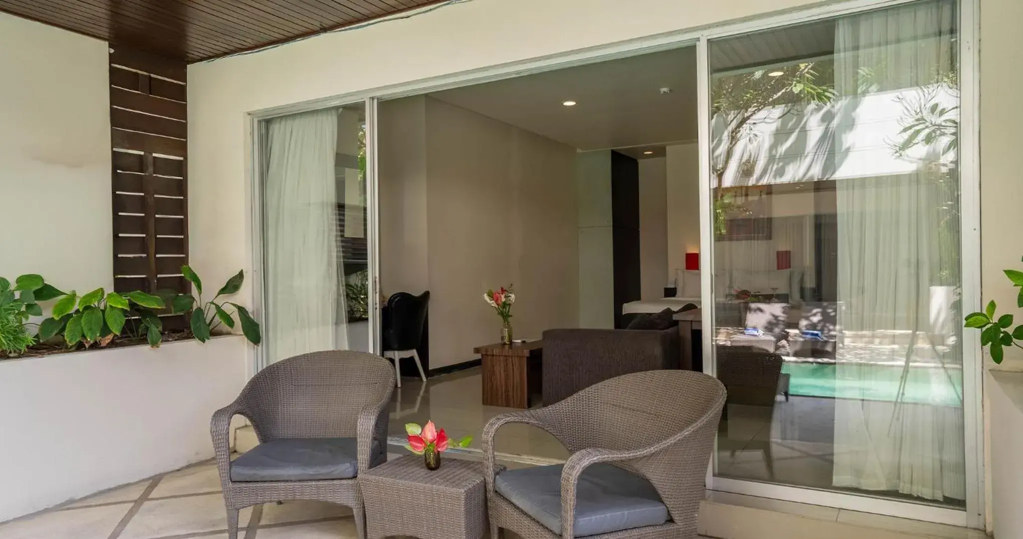 Apartment with Pool View in Swiss-Belcourt Sunset Apartment with Pool View in Swiss-Belcourt Sunset