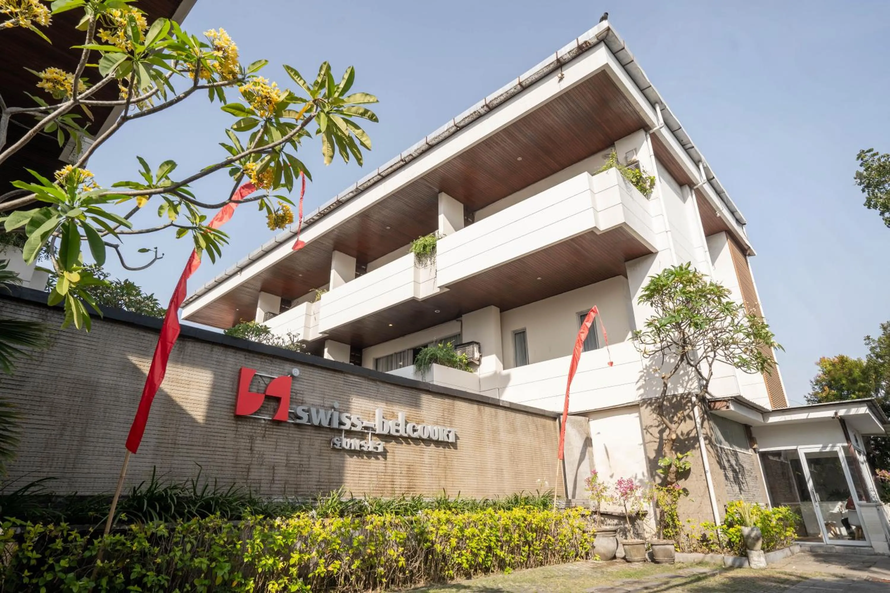 Facade/entrance in Swiss-Belcourt Sunset