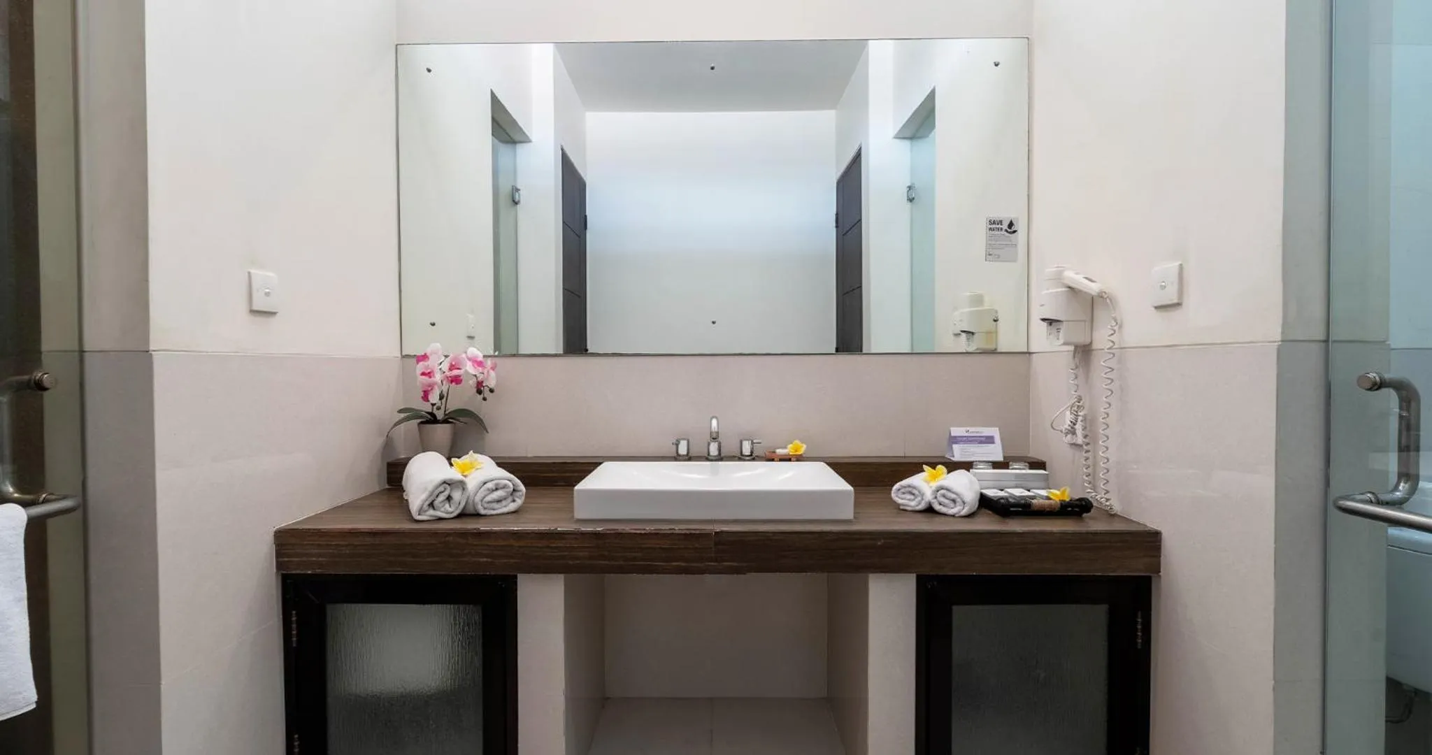 Bathroom in Swiss-Belcourt Sunset