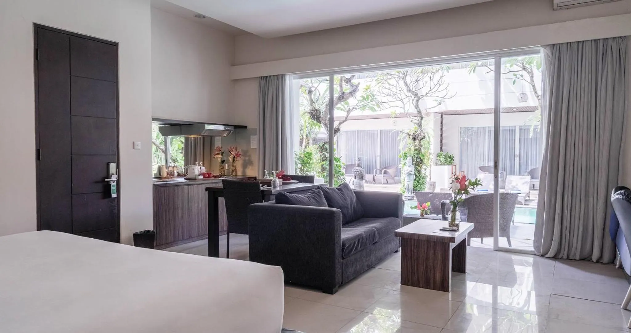 Kitchen or kitchenette, Bed in Swiss-Belcourt Sunset