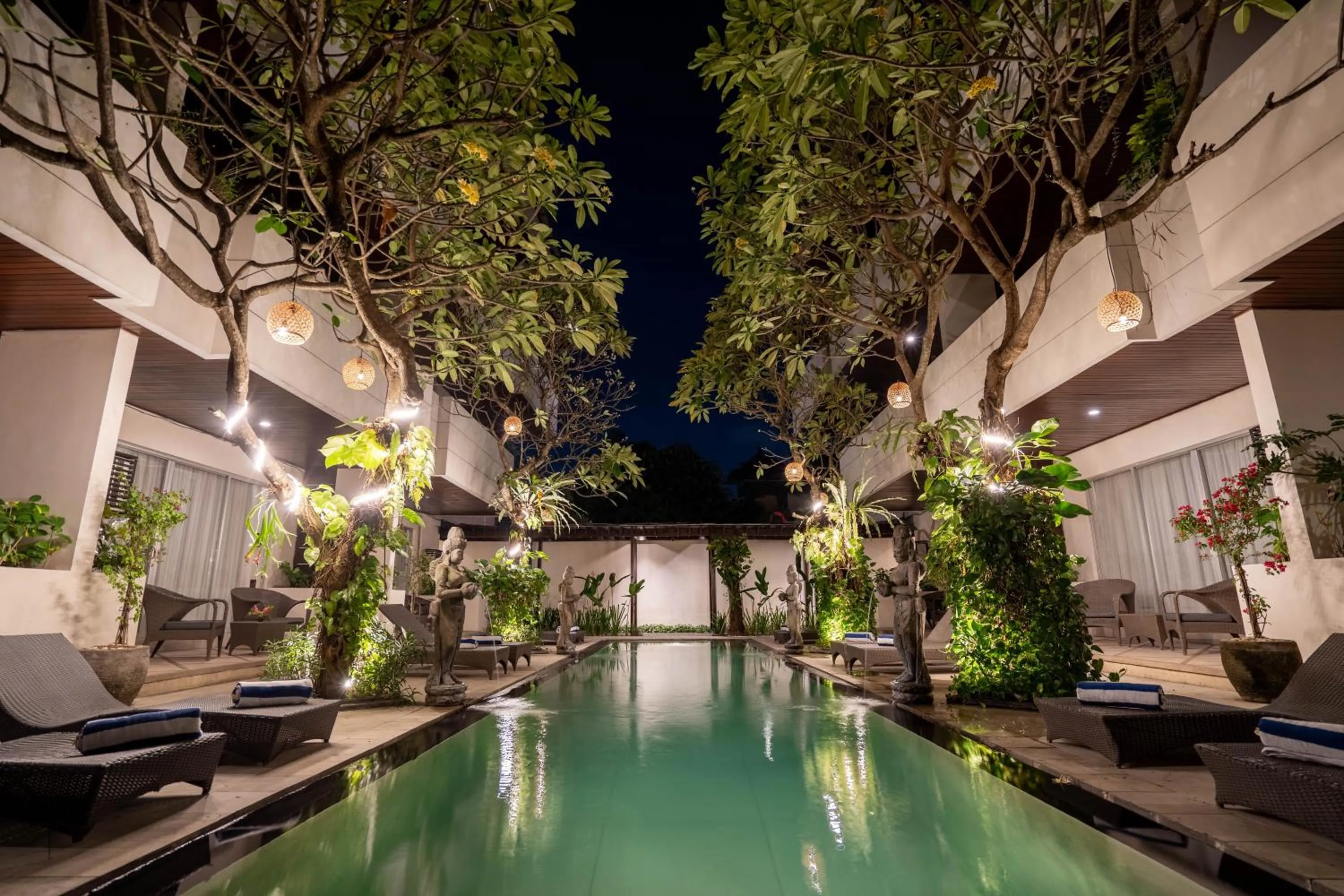 Swimming pool in Swiss-Belcourt Sunset