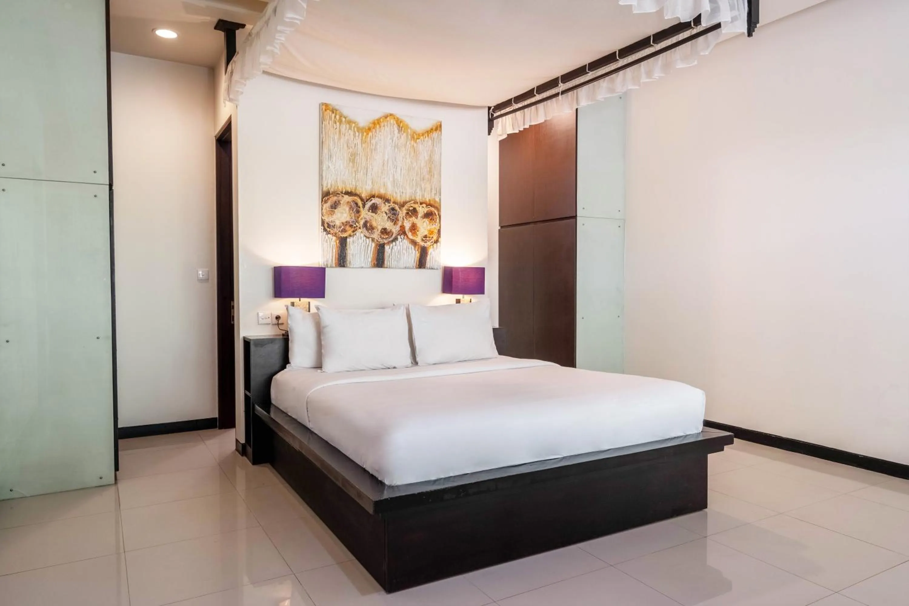 Bed in Swiss-Belcourt Sunset