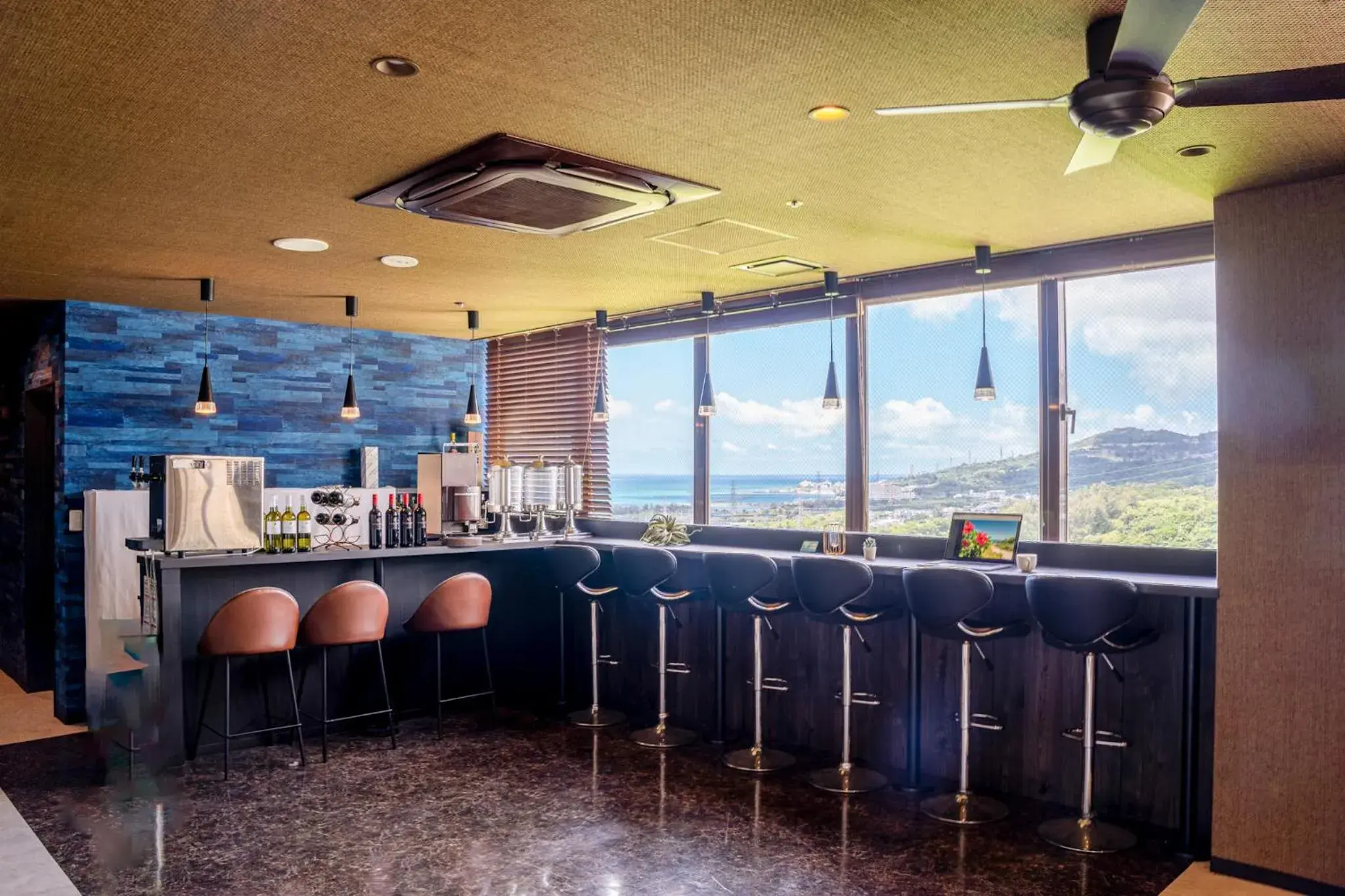 Restaurant/places to eat in Rycom Crystal Hotel Restaurant/places to eat in Rycom Crystal Hotel