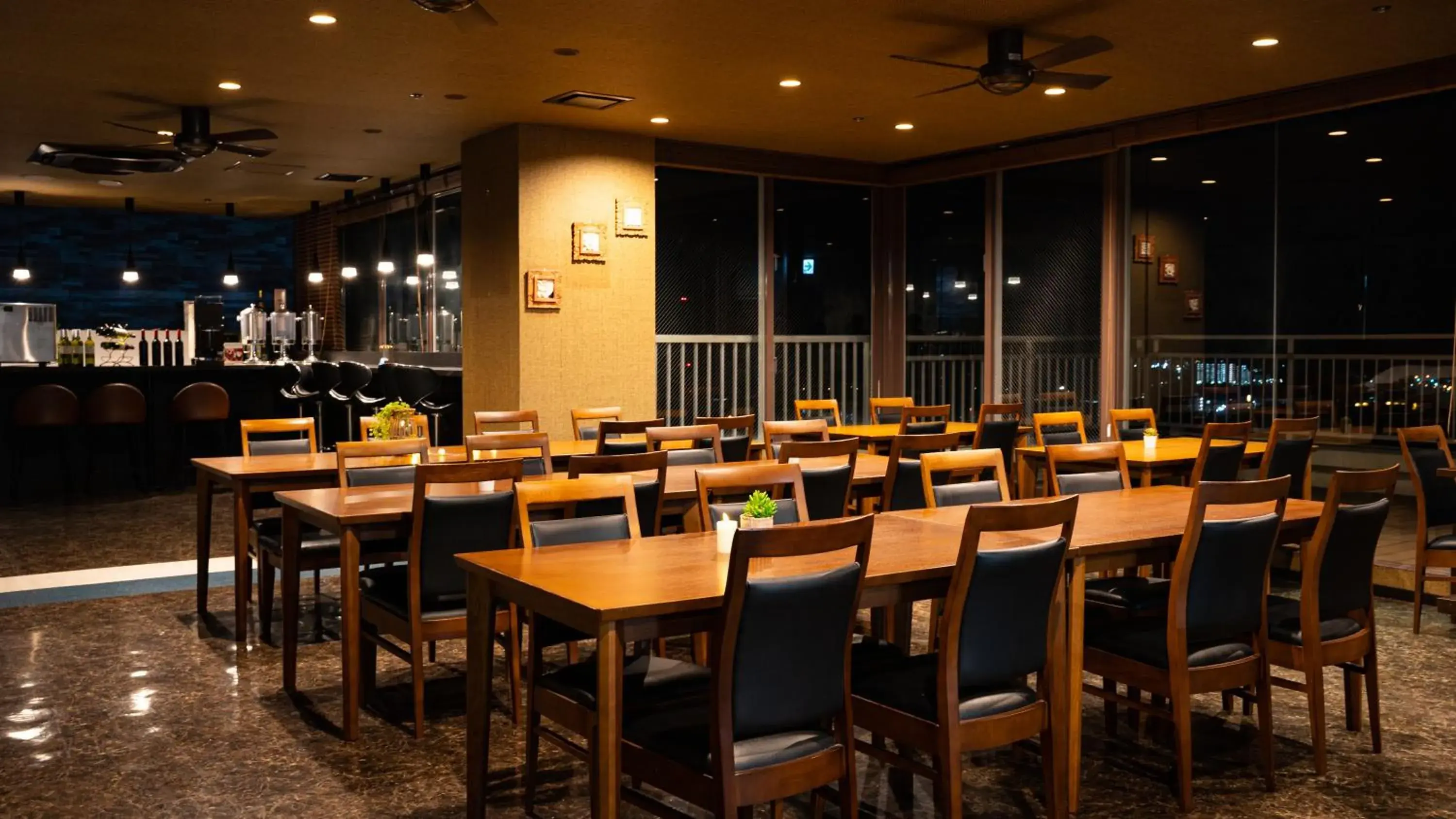 Restaurant/places to eat in Rycom Crystal Hotel Restaurant/places to eat in Rycom Crystal Hotel
