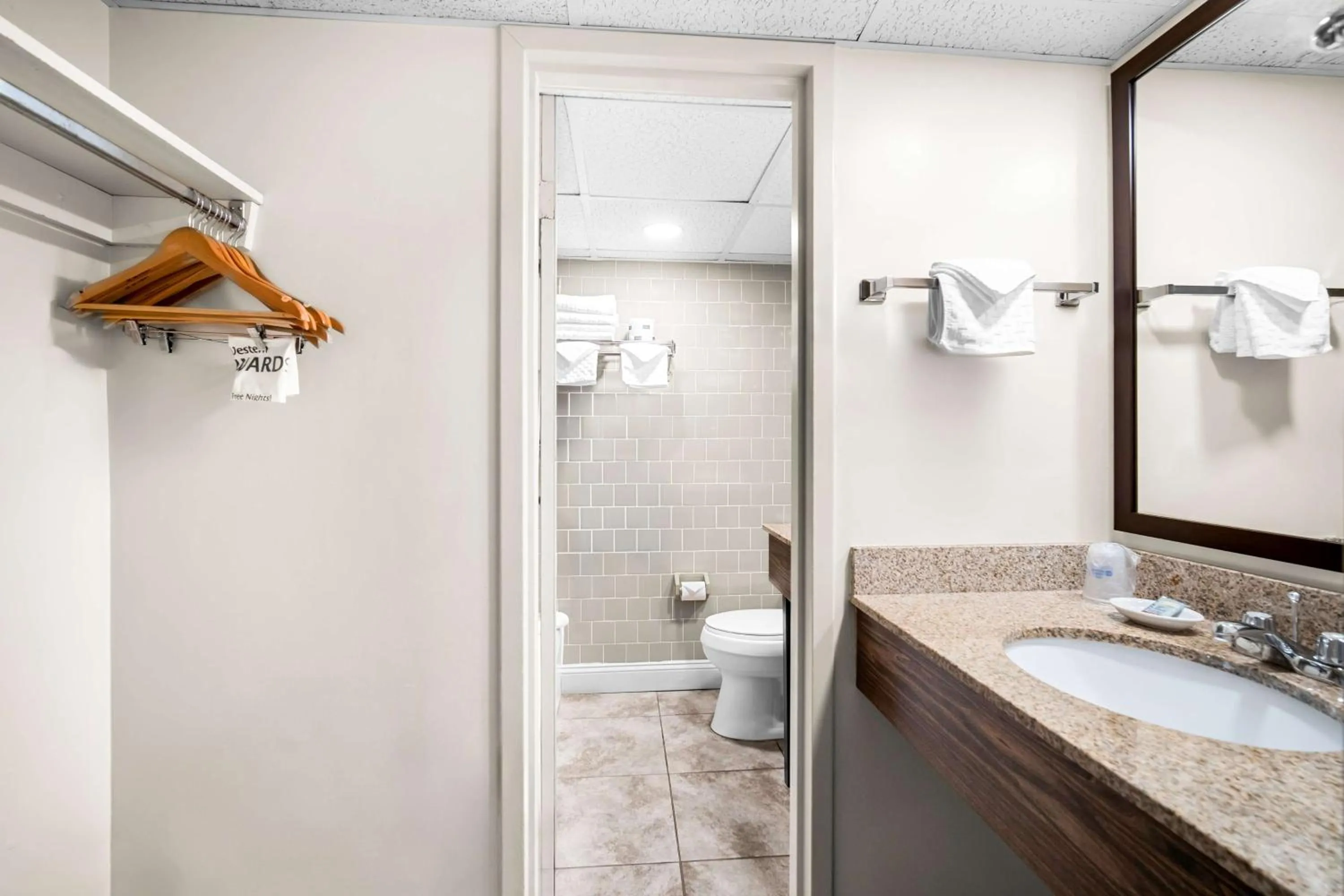 Bedroom in Best Western Merry Manor Inn