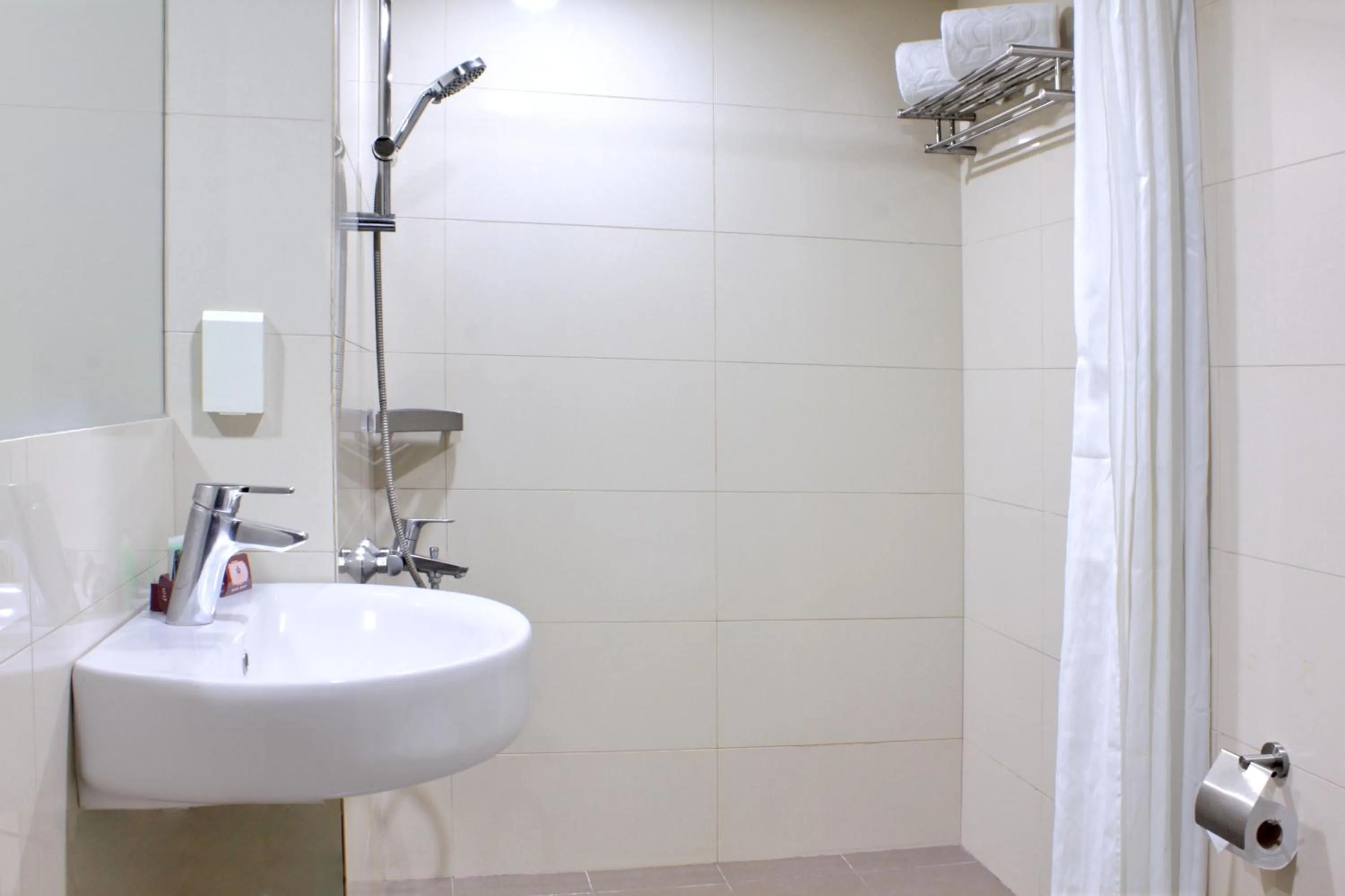 Shower in Rothman Hotel