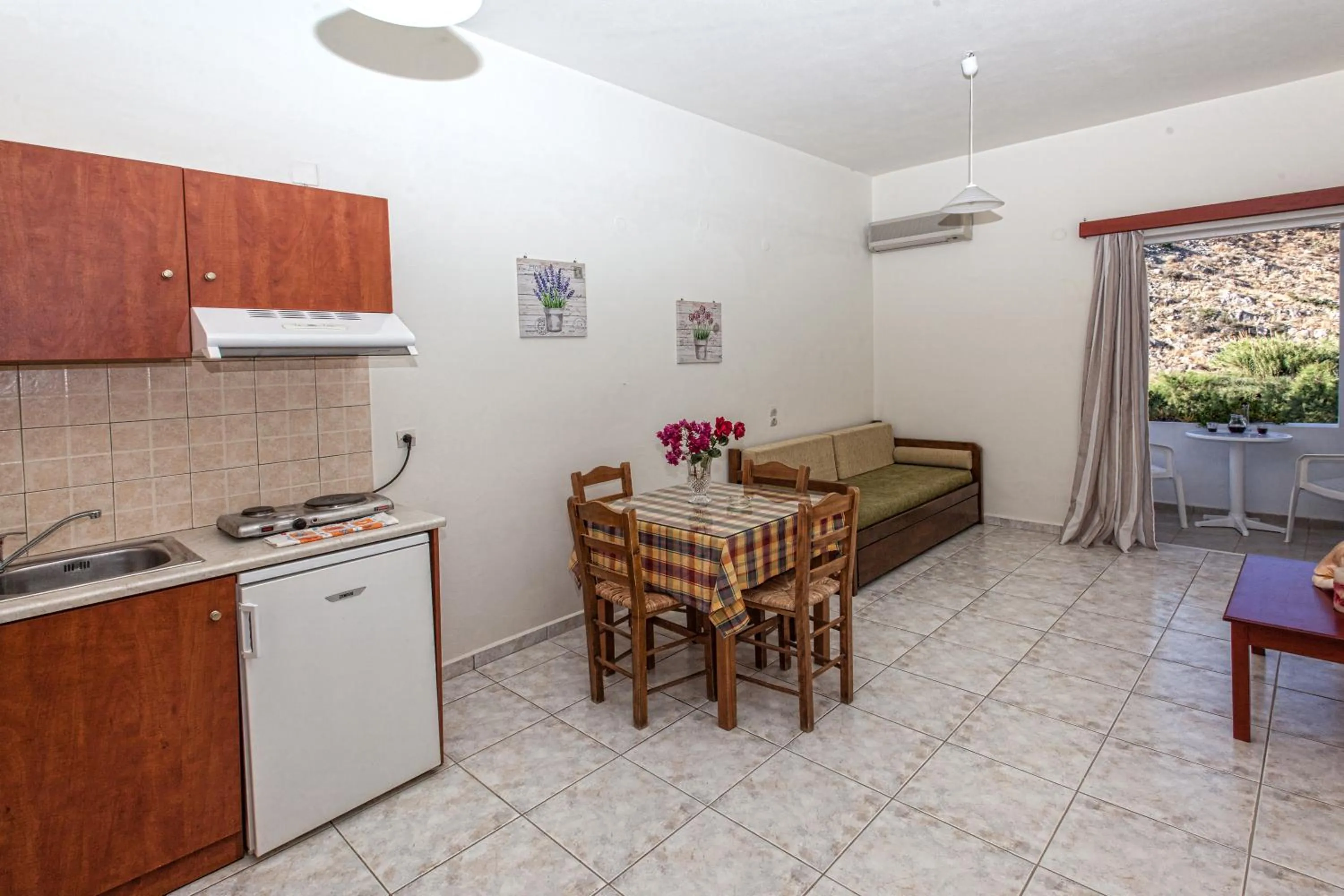 Kitchen or kitchenette in Ammoudi Hotel
