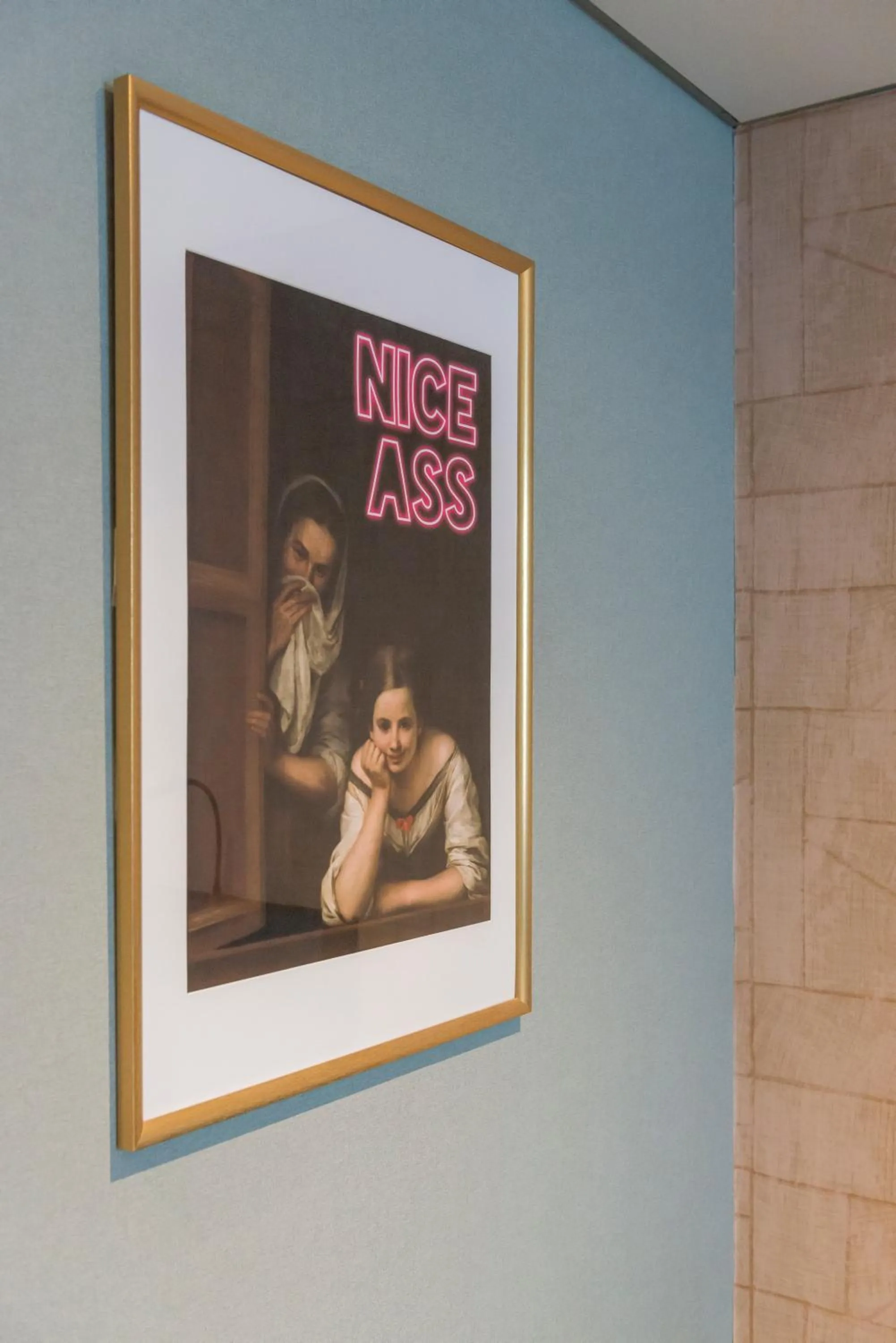 Text overlay in Hotel Sutor