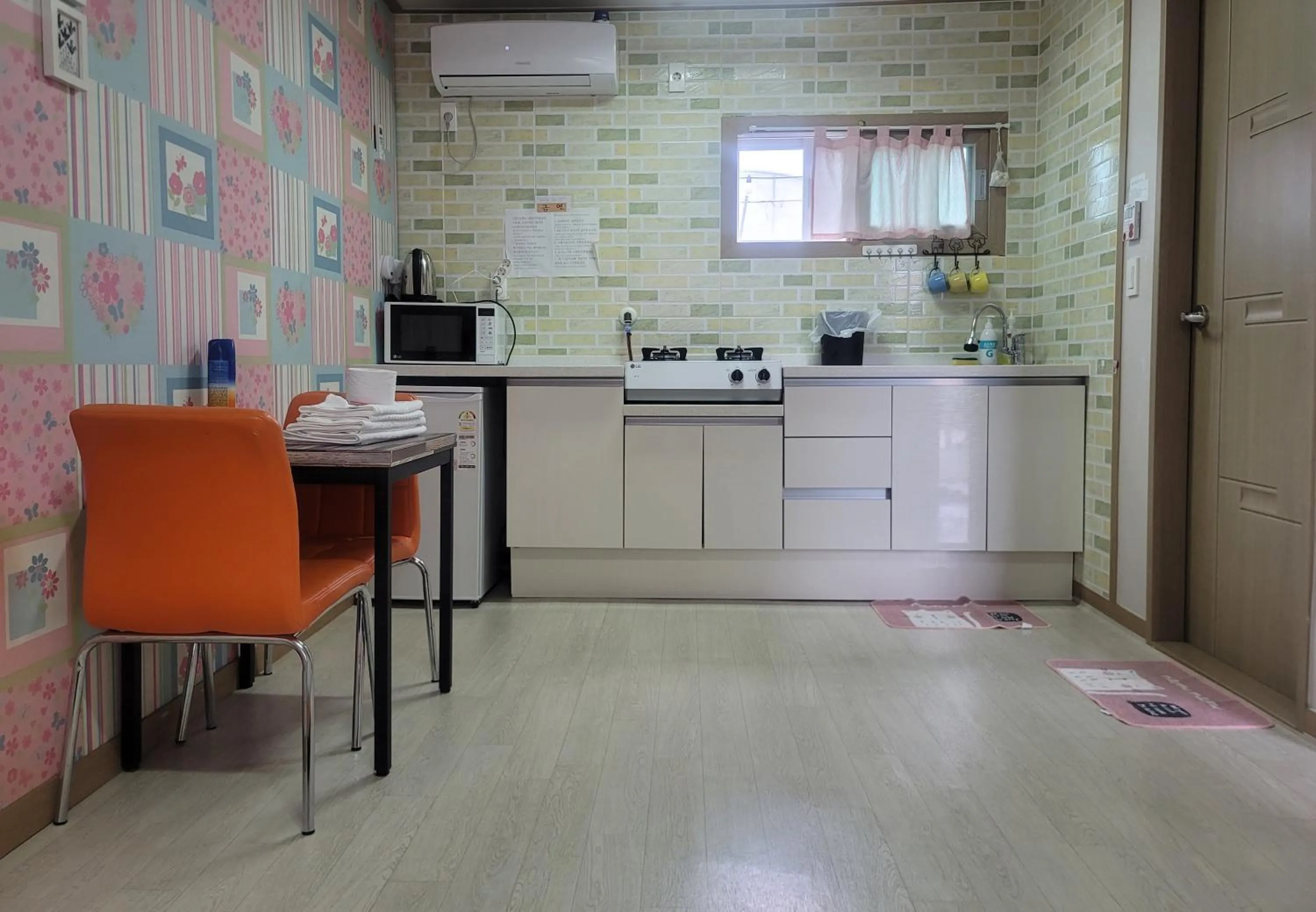 Kitchen or kitchenette in Brassica Flower Pension