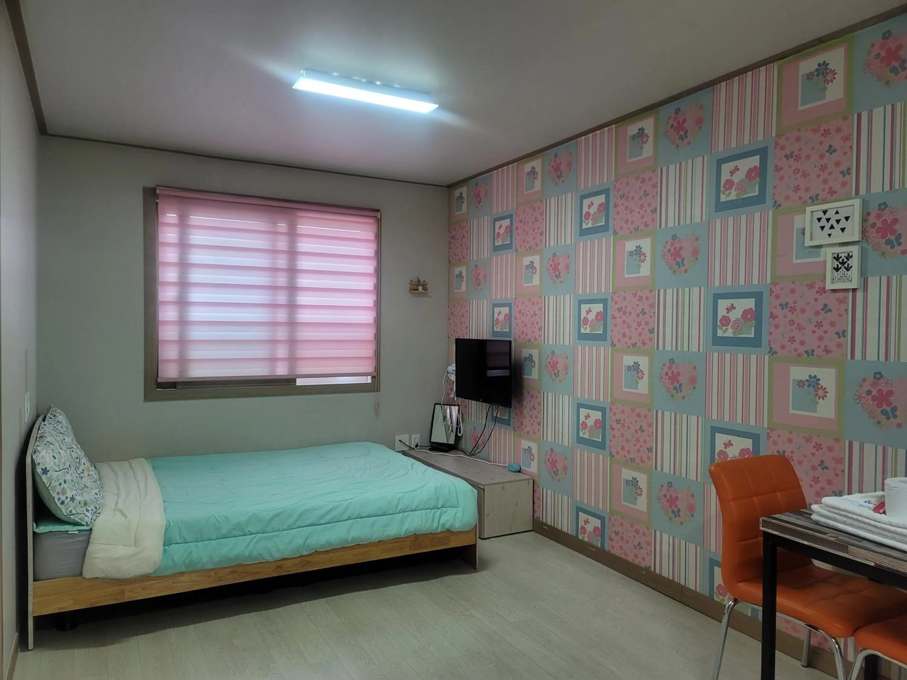 Photo of the whole room, Bed in Brassica Flower Pension