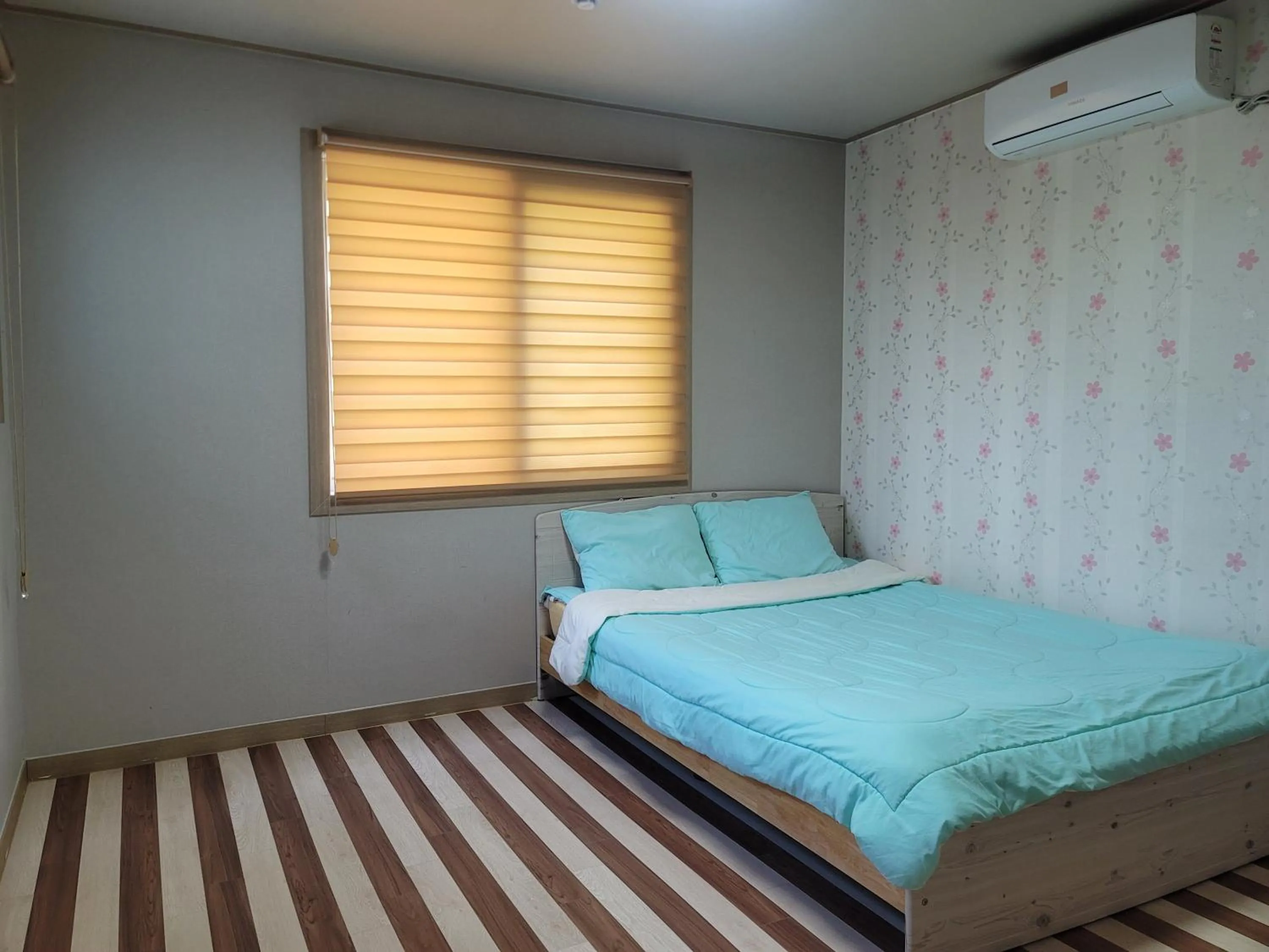 Decorative detail, Bed in Brassica Flower Pension