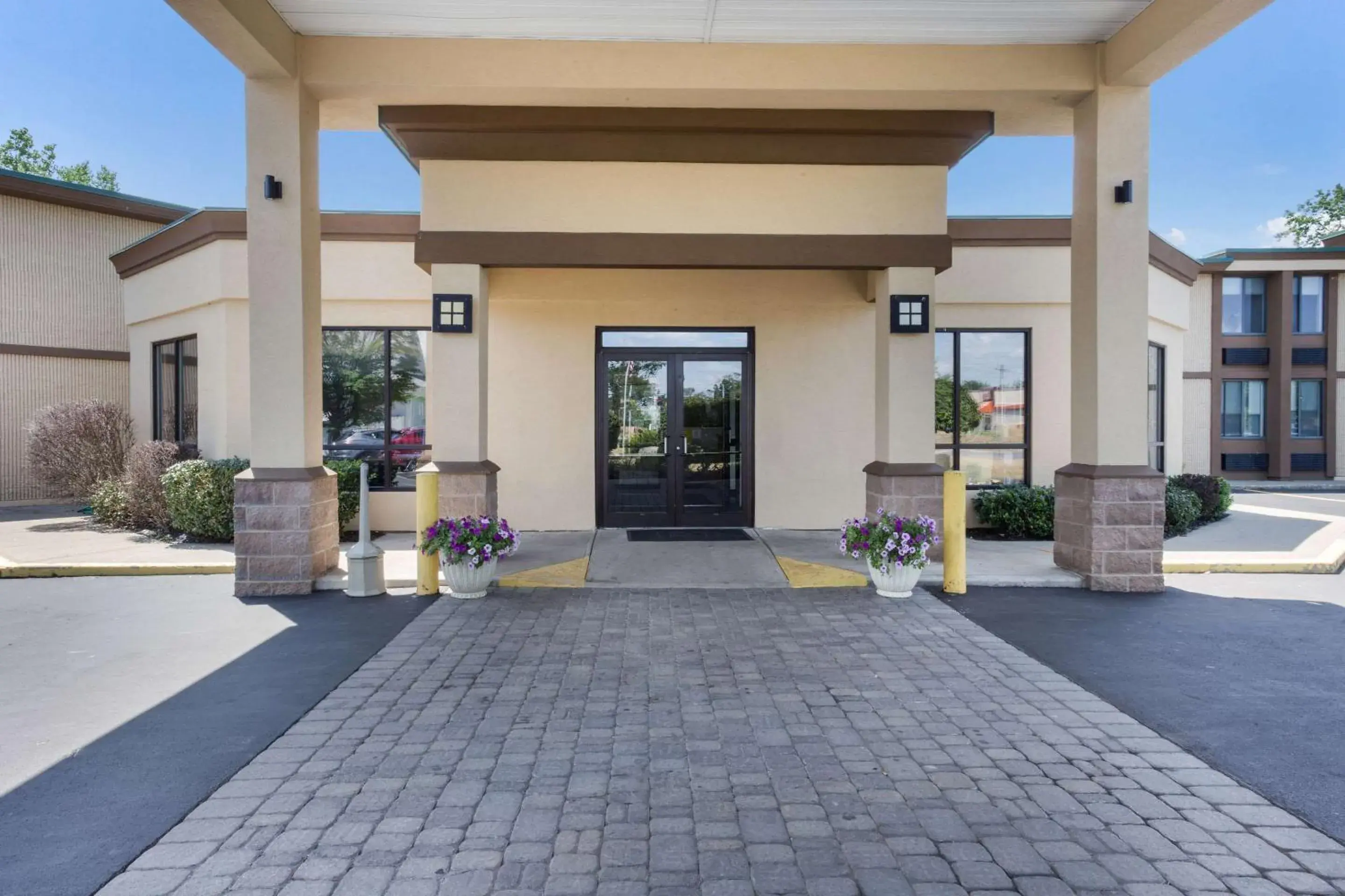 Property building in Quality Inn Albany Colonie Property building in Quality Inn Albany Colonie