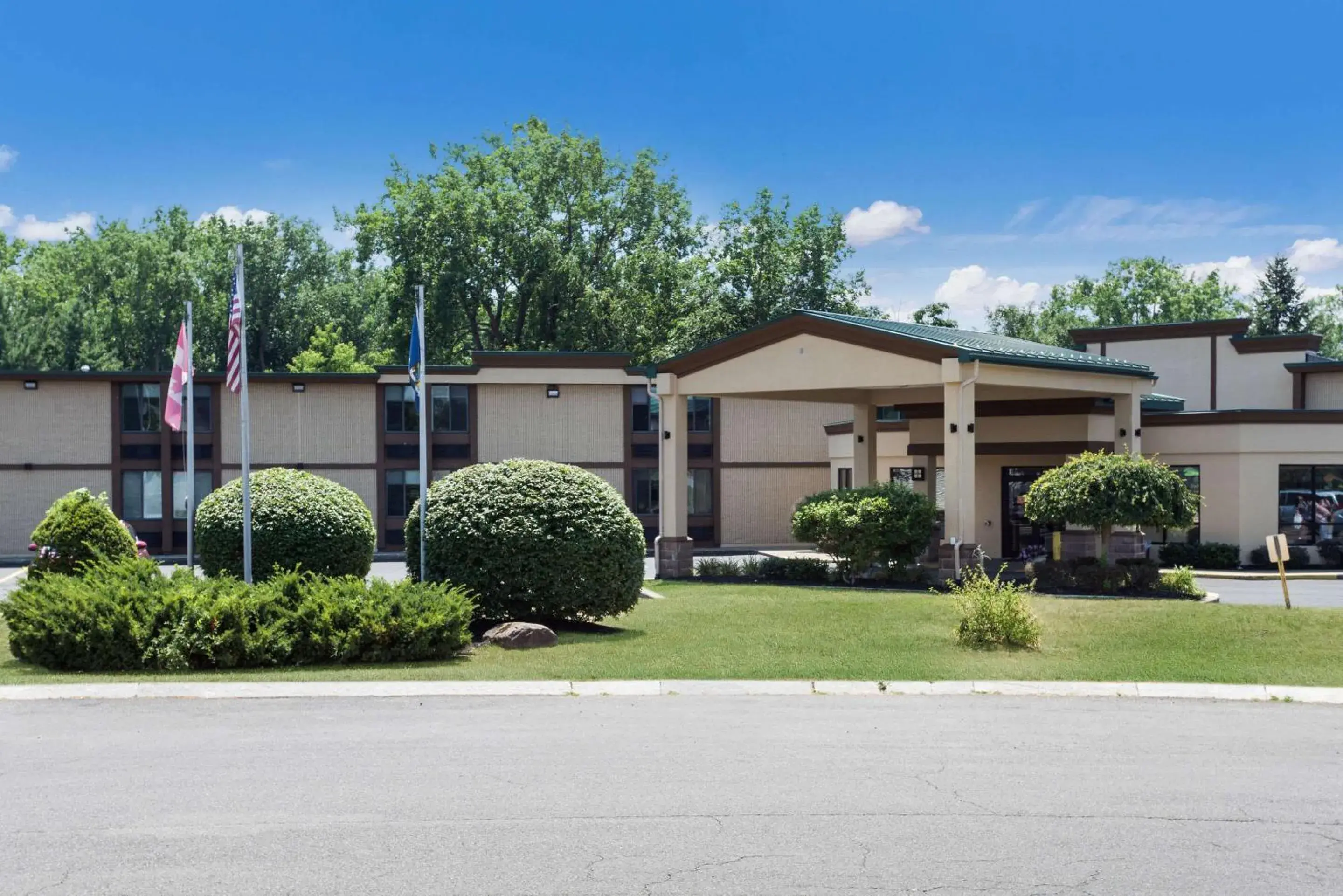 Property building in Quality Inn Albany Colonie Property building in Quality Inn Albany Colonie