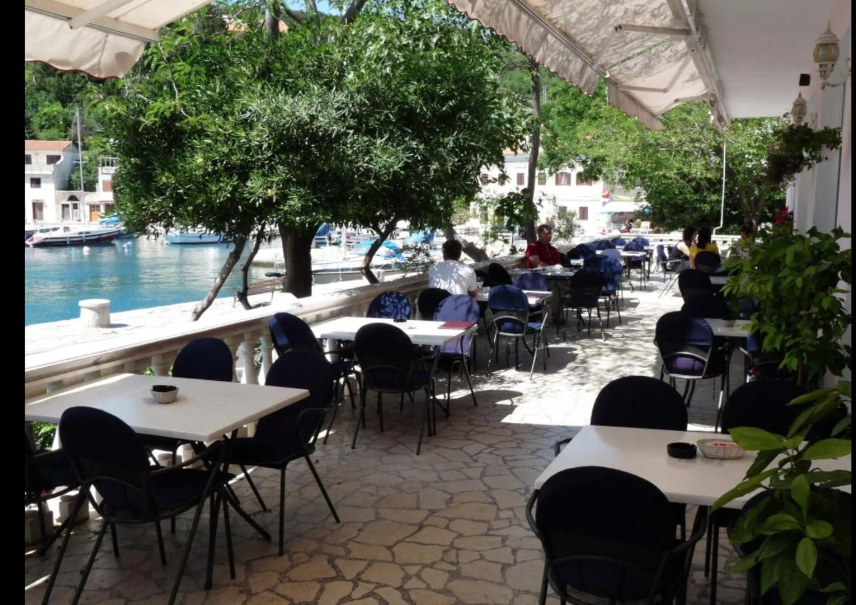 Restaurant/places to eat in Lux Hotel Pansion