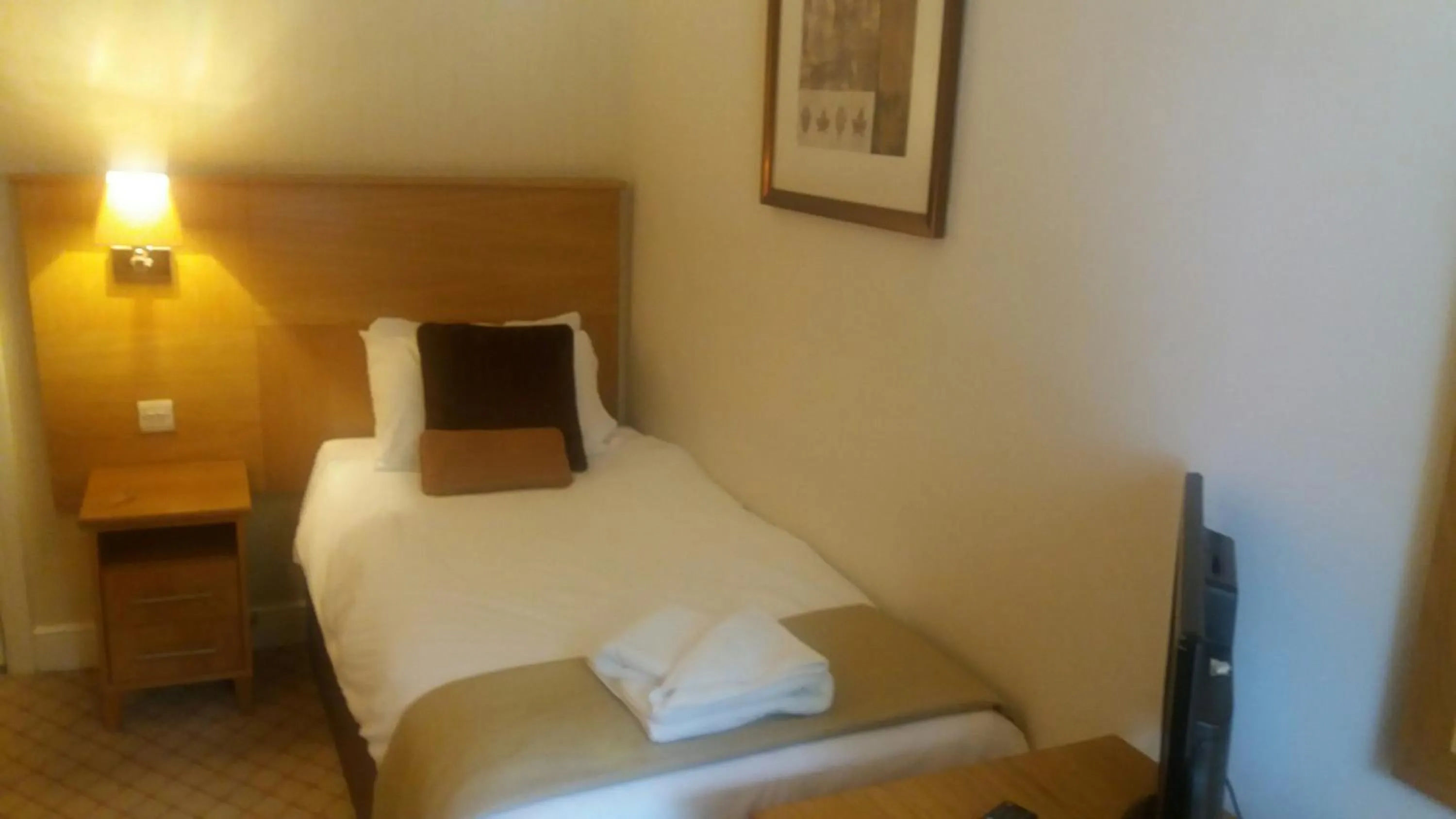 Photo of the whole room, Bed in Wortley Hall Sheffield