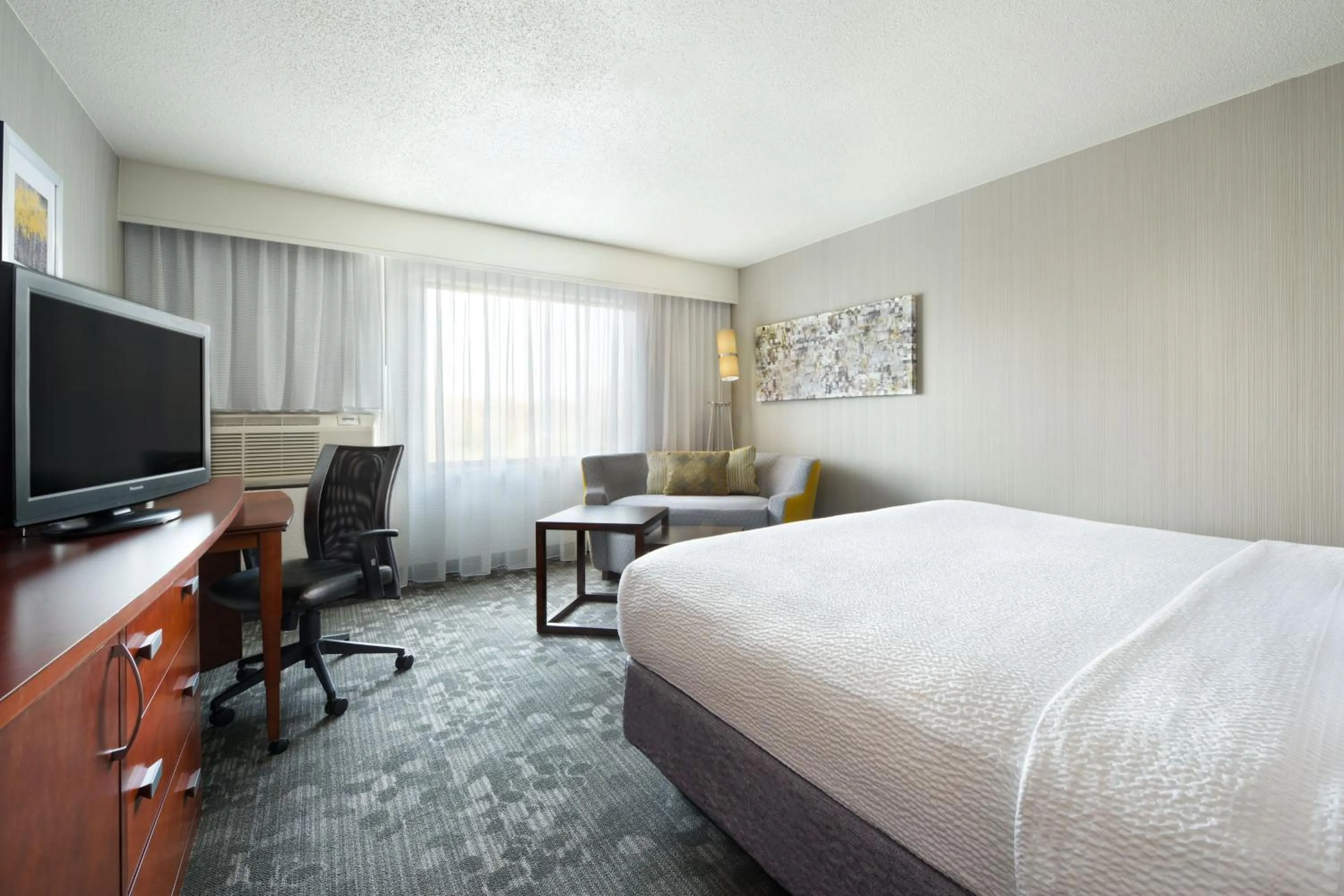 Photo of the whole room, Bed in Courtyard Mishawaka-University Area