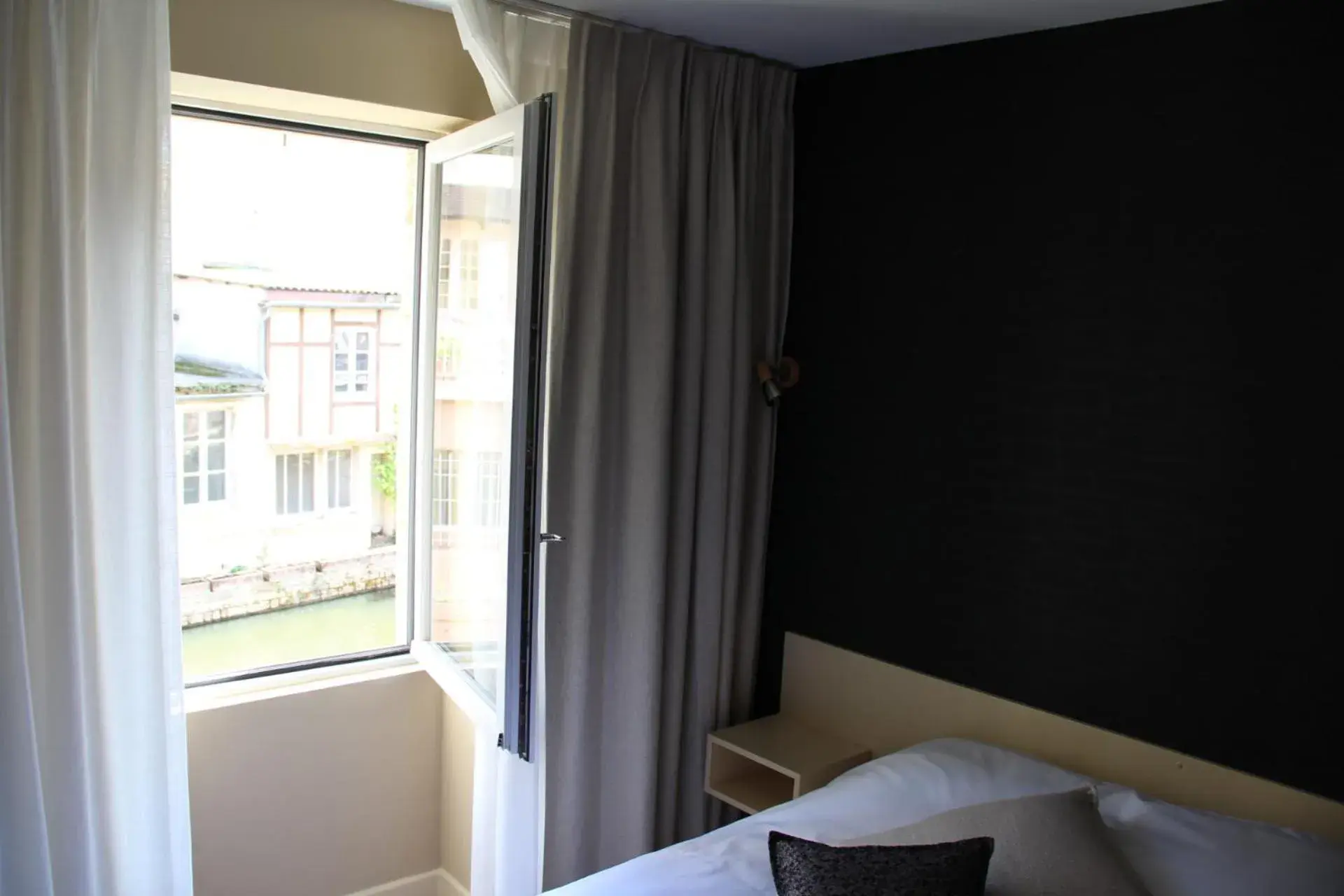 Bed in Hôtel du Lion d'OR Bed in Hôtel du Lion d'OR