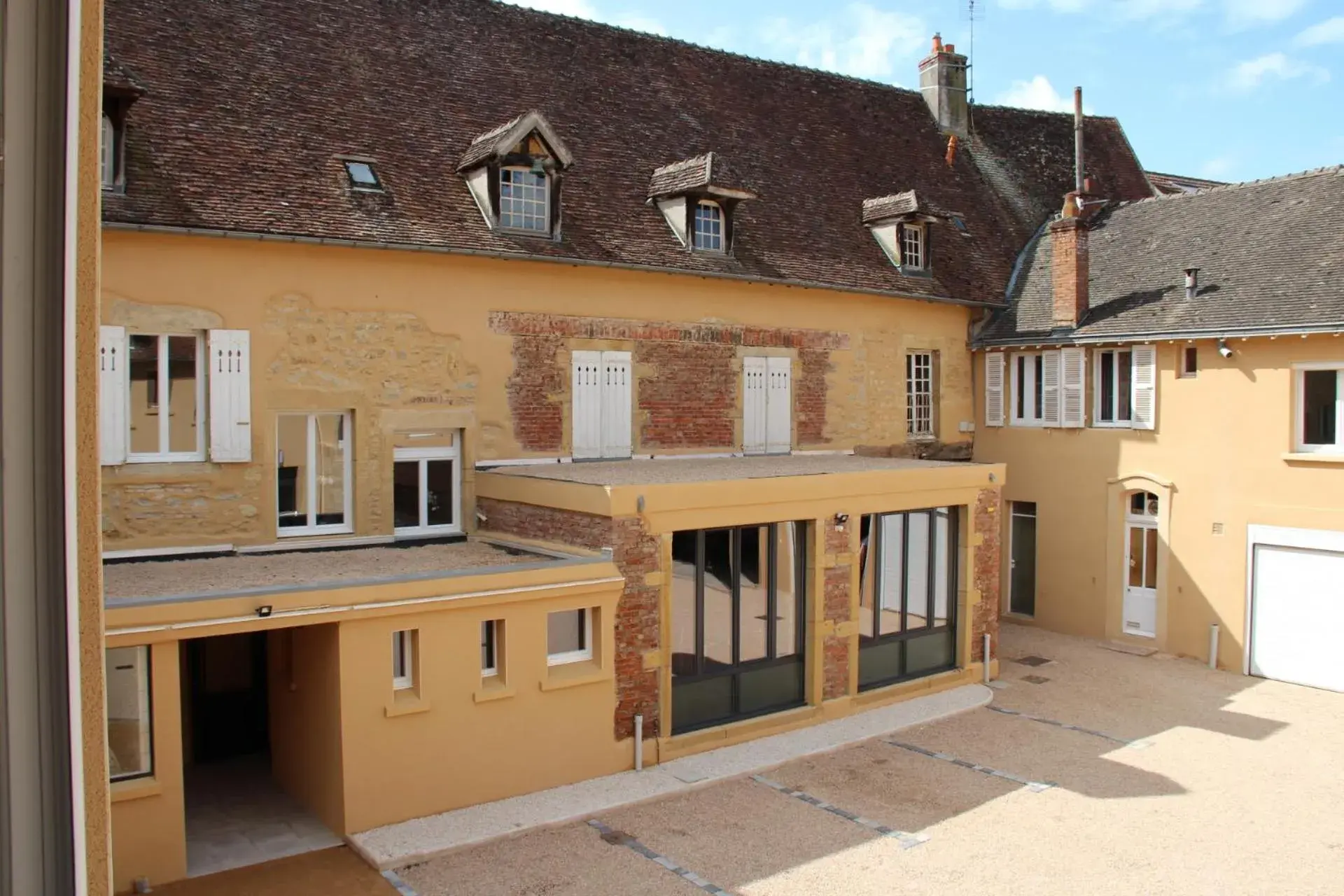 Property building in Hôtel du Lion d'OR Property building in Hôtel du Lion d'OR