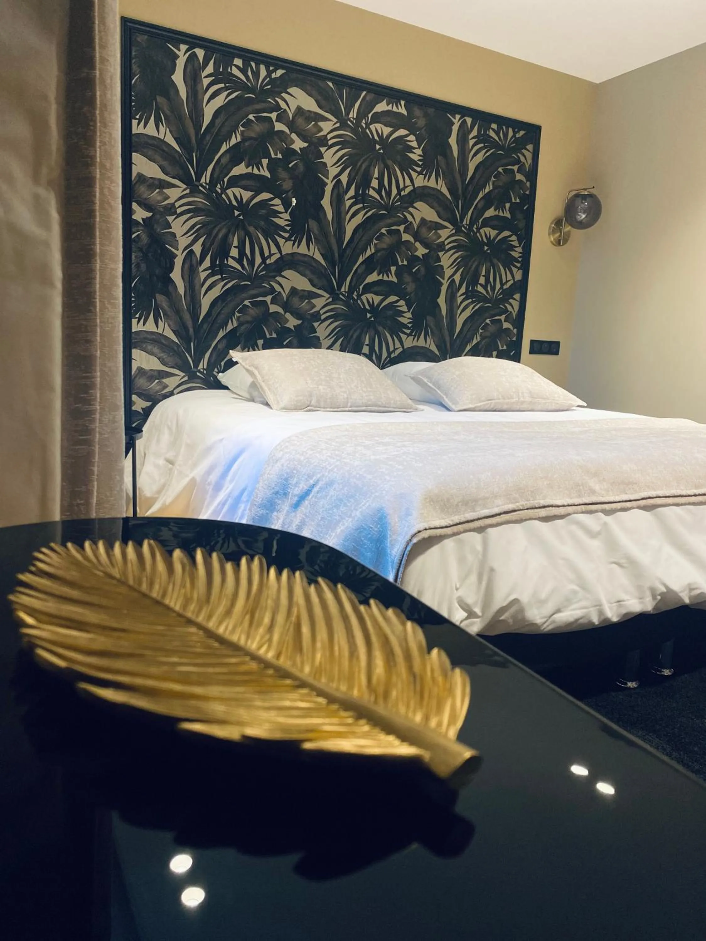 Bed in Hôtel du Lion d'OR