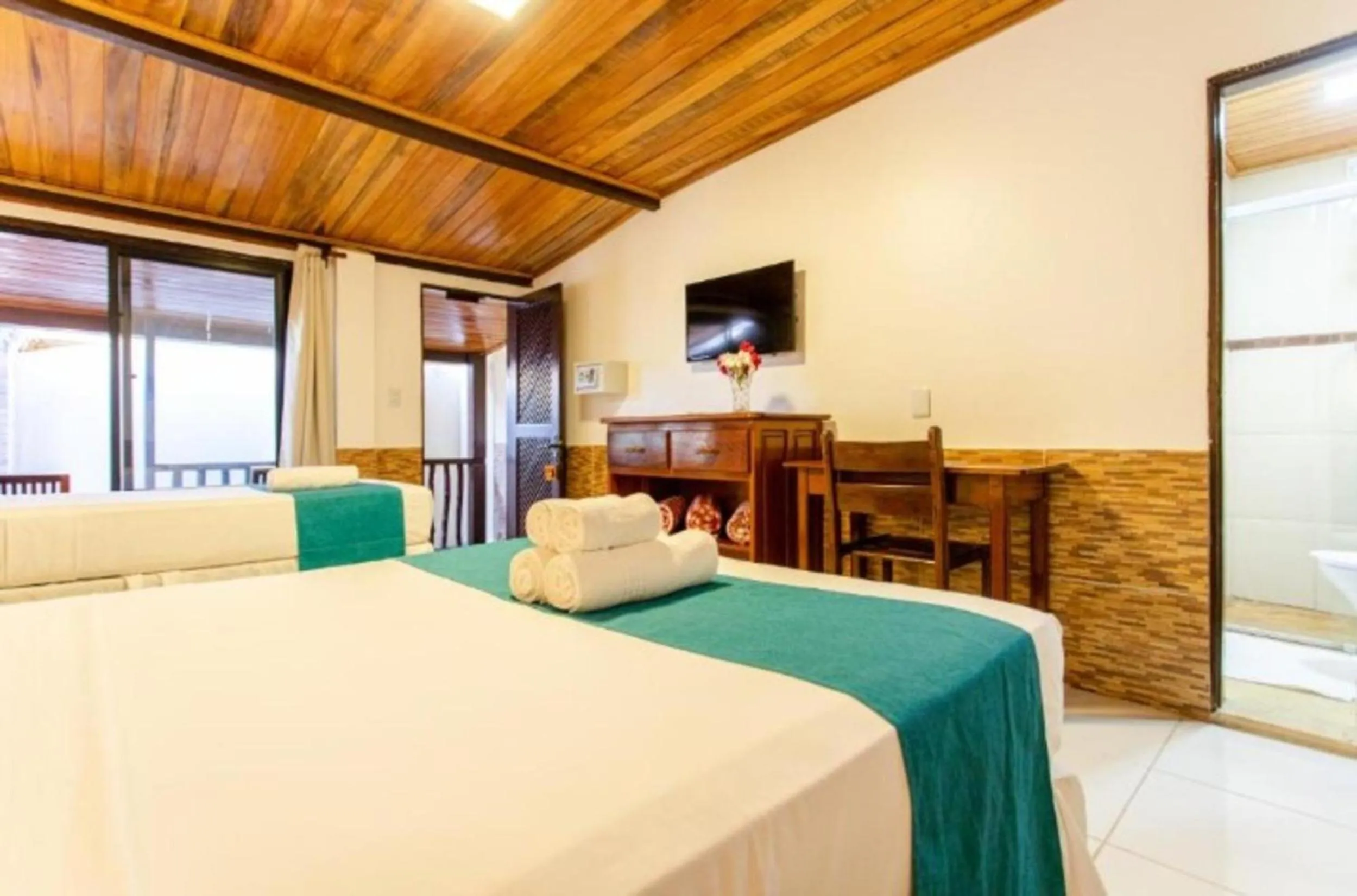 Communal lounge/ TV room, Bed in Pousada Capitão Thomaz